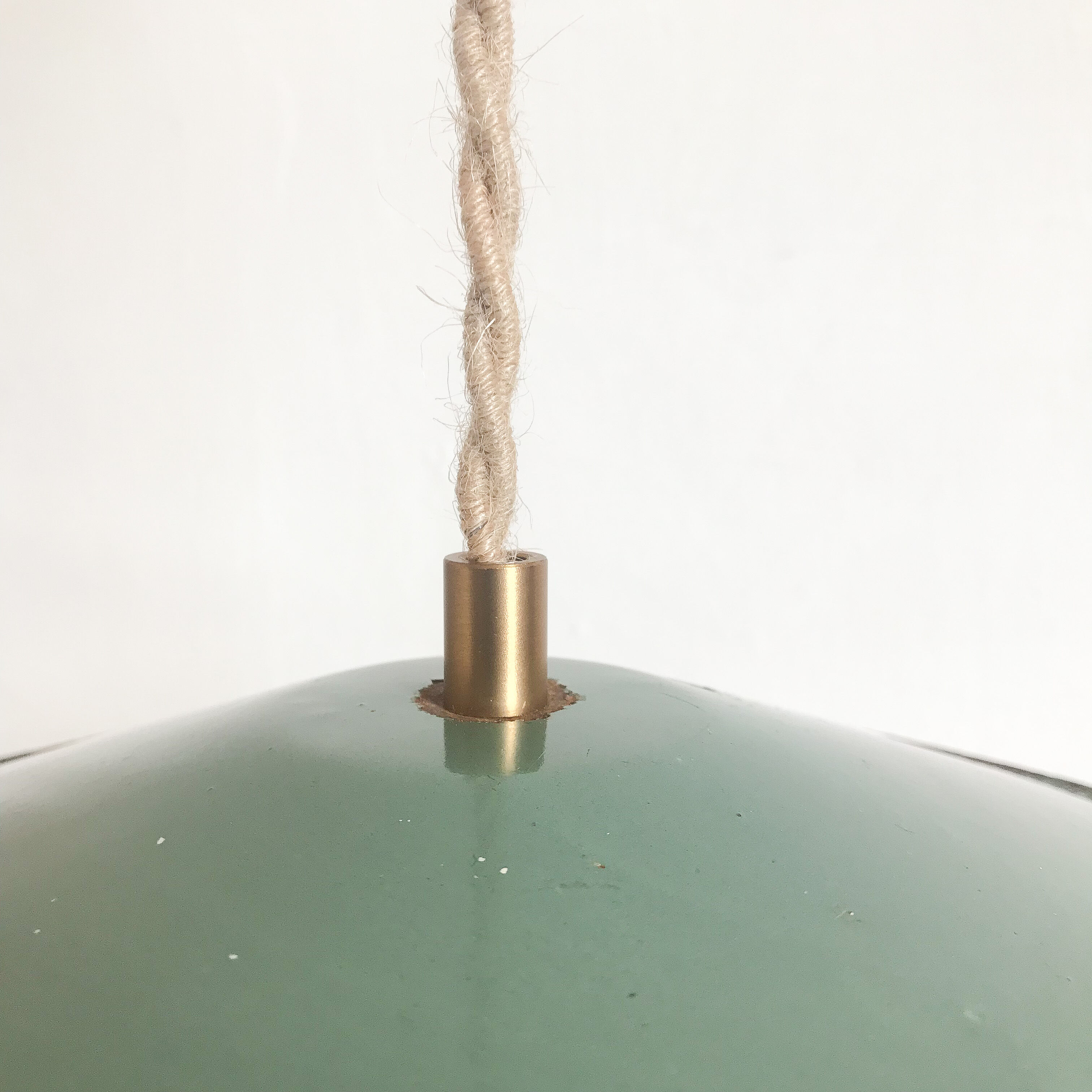 Suspension industrielle en métal gris vert
