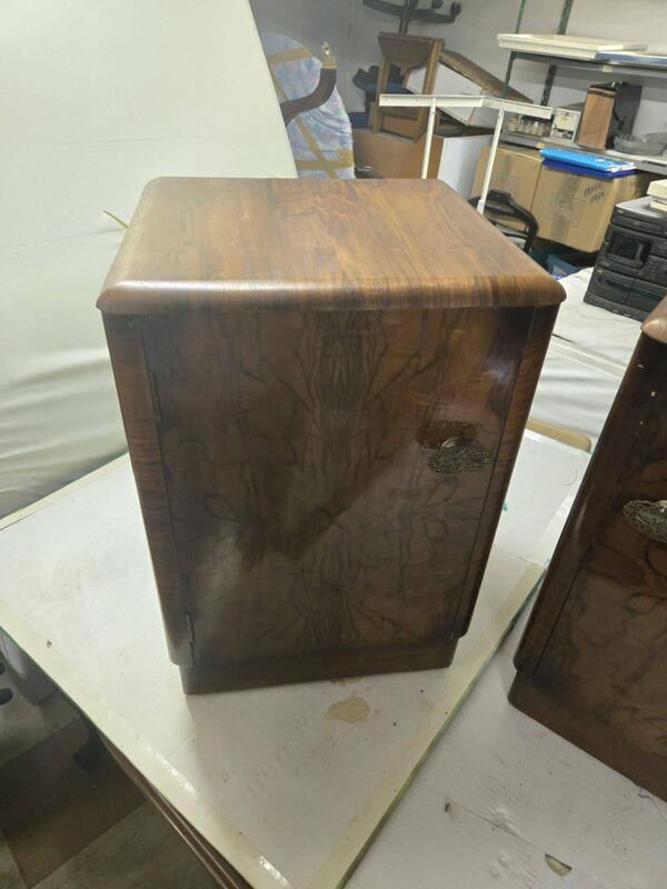 Élégants chevets vintage en bois – Europe de l’Est / Angleterre