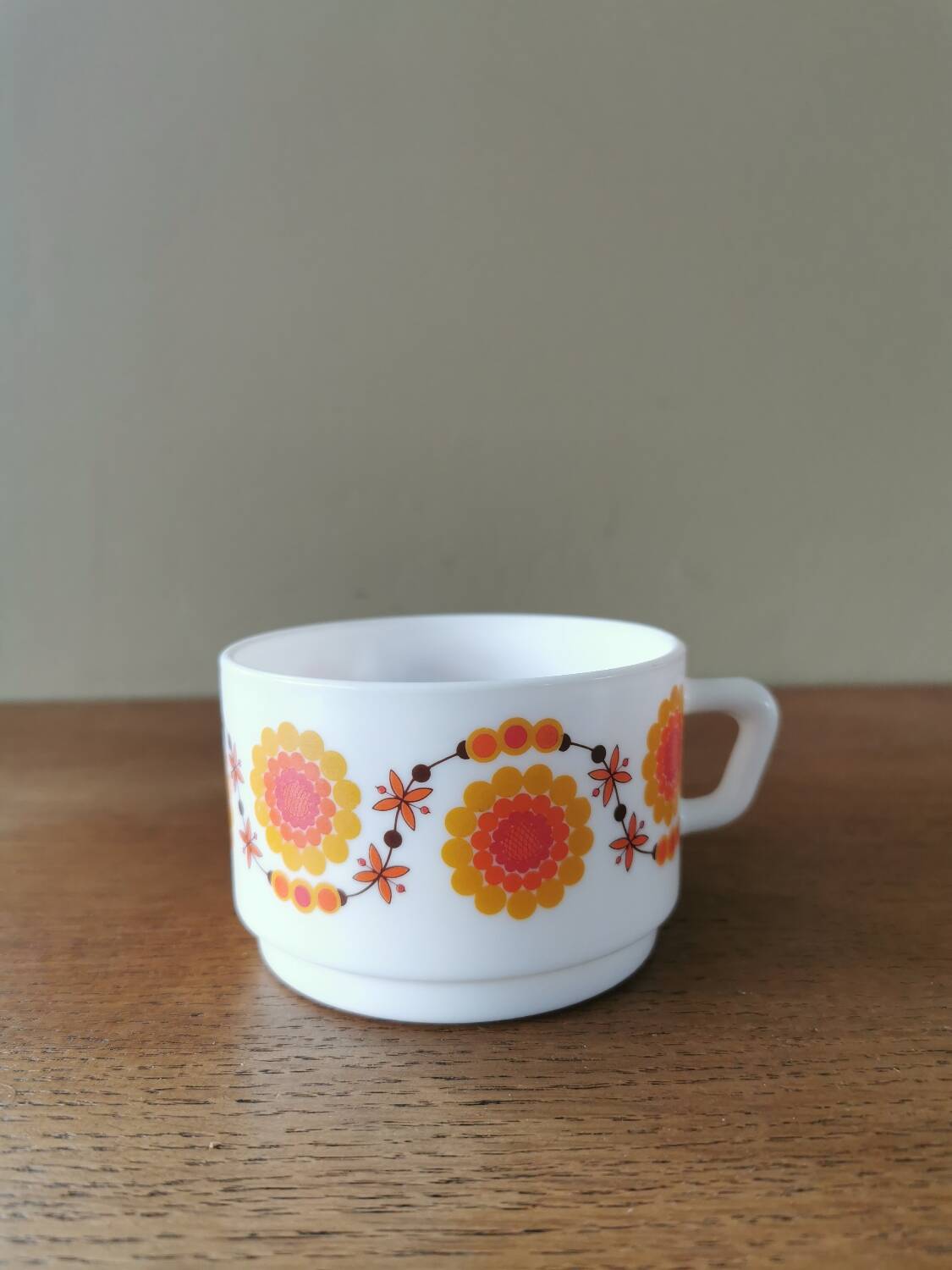 Suite of 4 large vintage cups