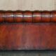 Paire de canapés Chesterfield antiques restaurés en cuir Boudreaux