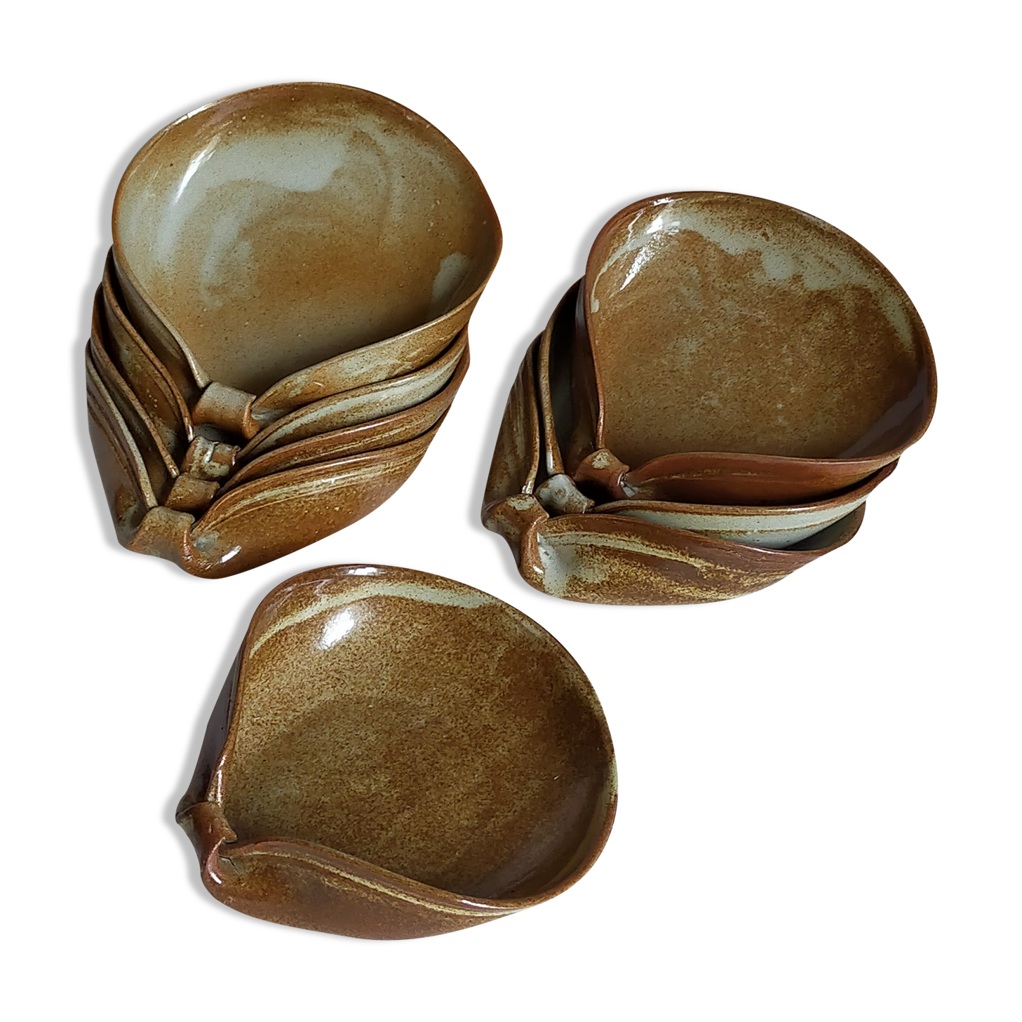 Huit ramequins "coquilles" grès de potier émaillé vintages