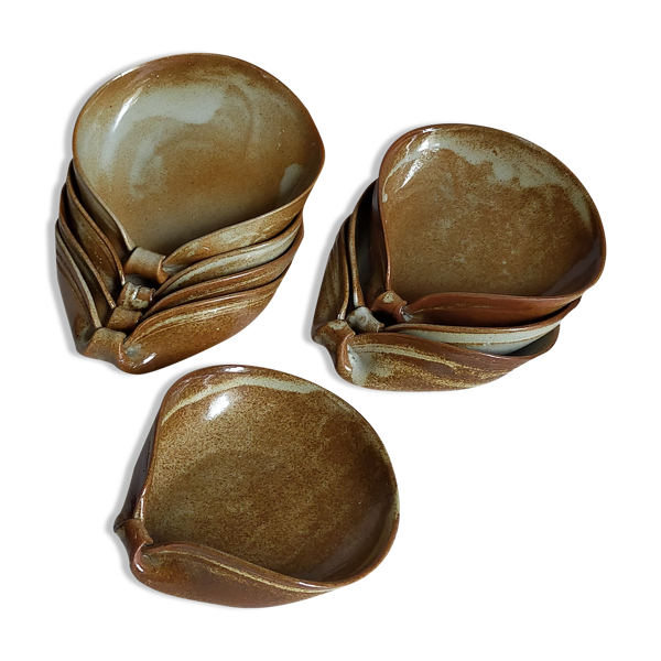 Huit ramequins ''coquilles'' grès de potier émaillé vintages