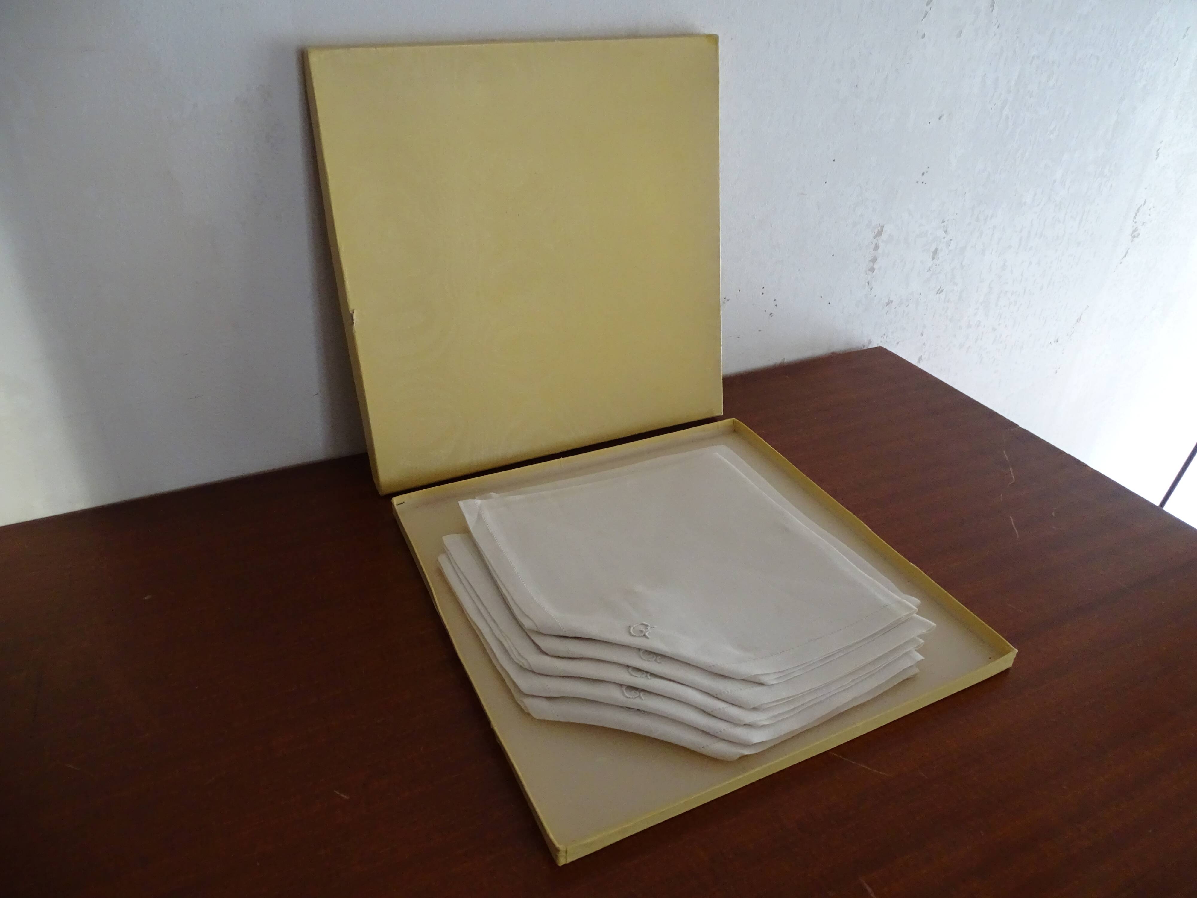 6 old monogrammed G cotton napkins
