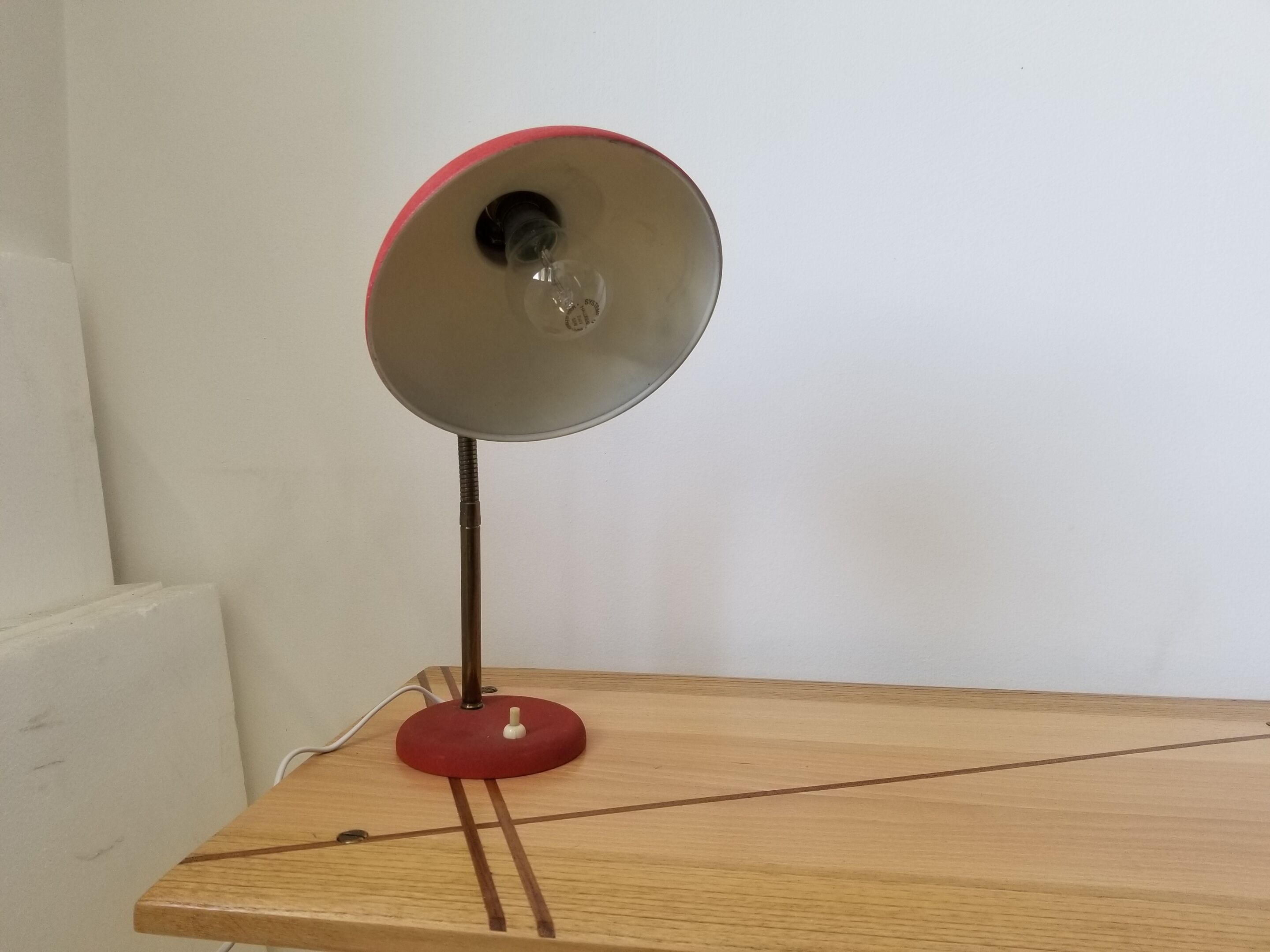 Vintage laying lamp in brass and grainy red aluminum - 50s