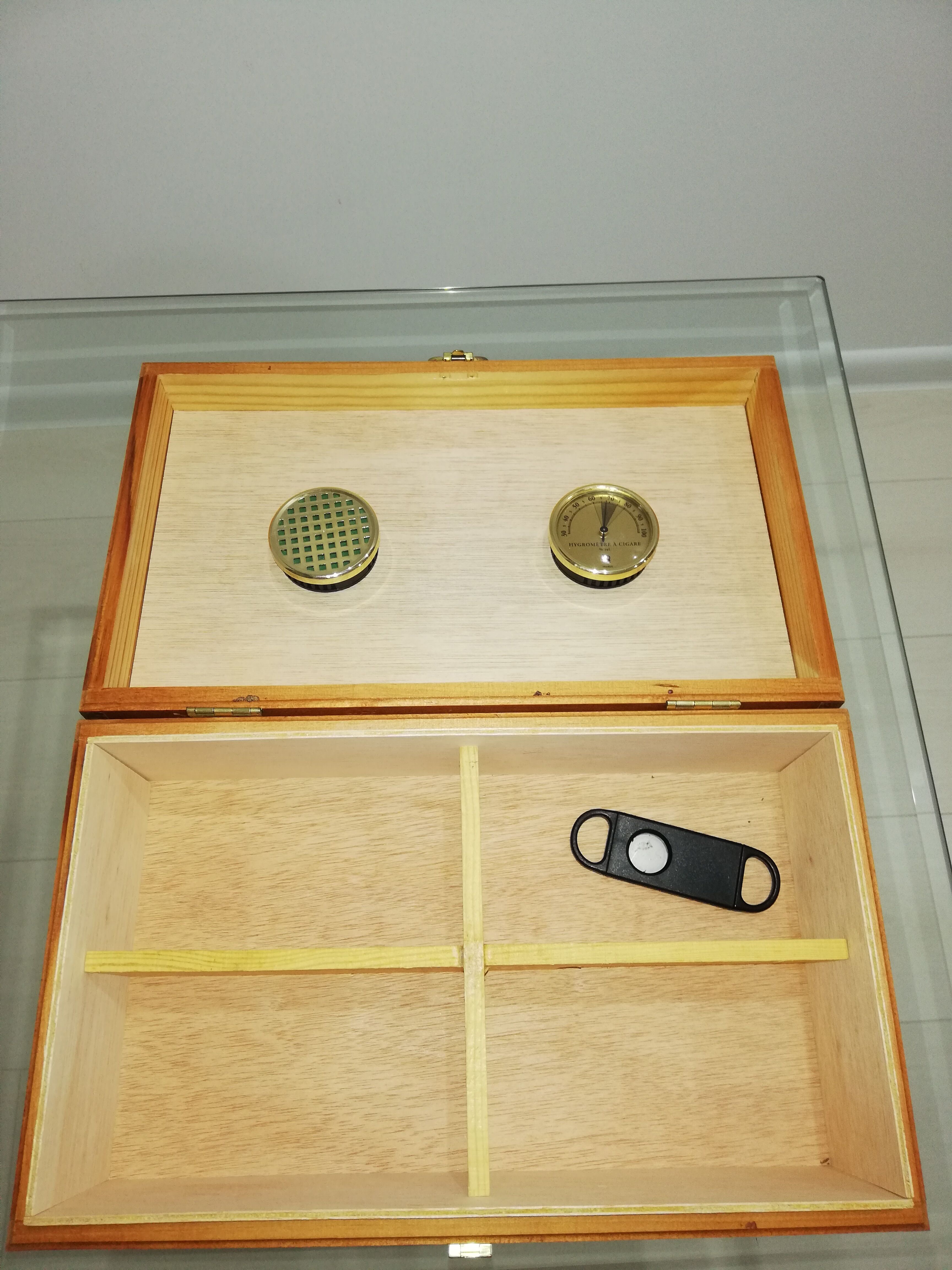 Cigar humidor