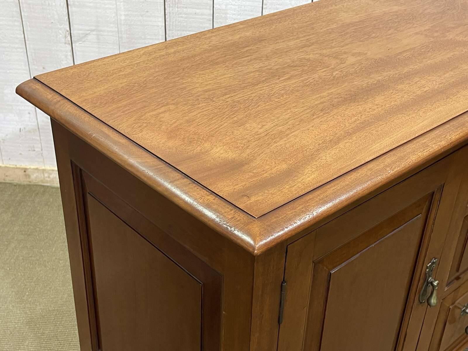 English enfilade from the early 20th century in mahogany.