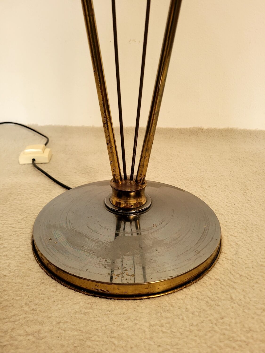 Lampadaire roseaux vintage Arlus en laiton patiné et verre années  60