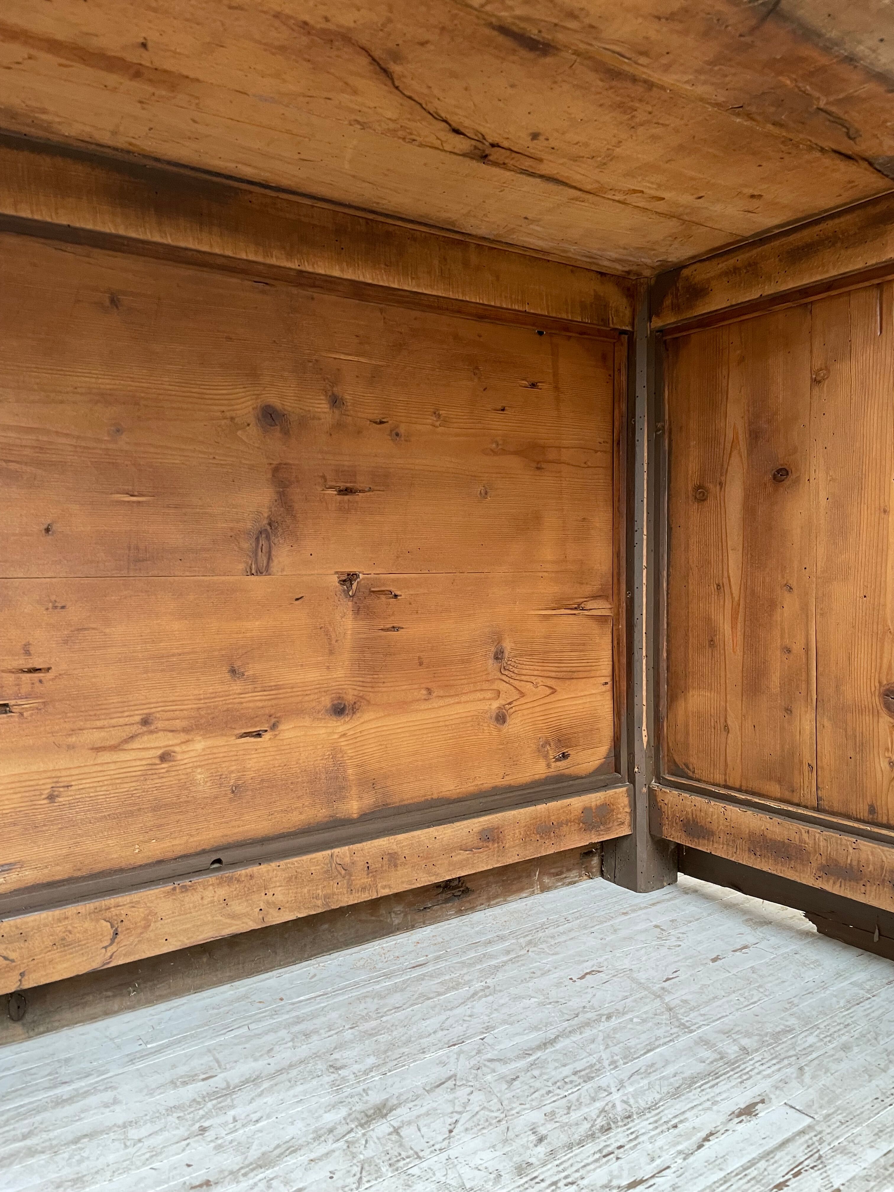 Trading counter central island pine