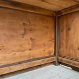 Trading counter central island pine