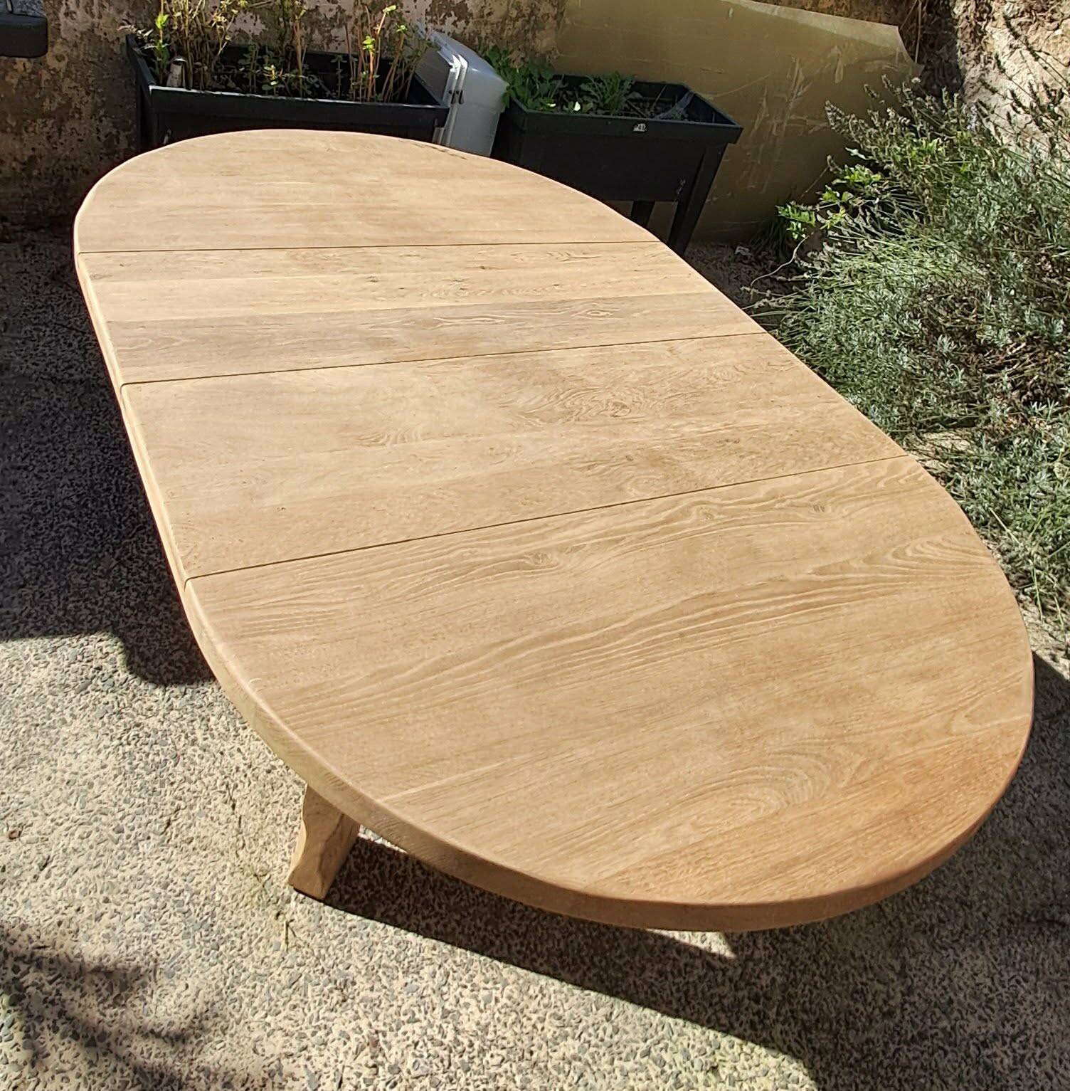 Brutalist round dining table in solid oak by De Puydt – Extendable 120/200