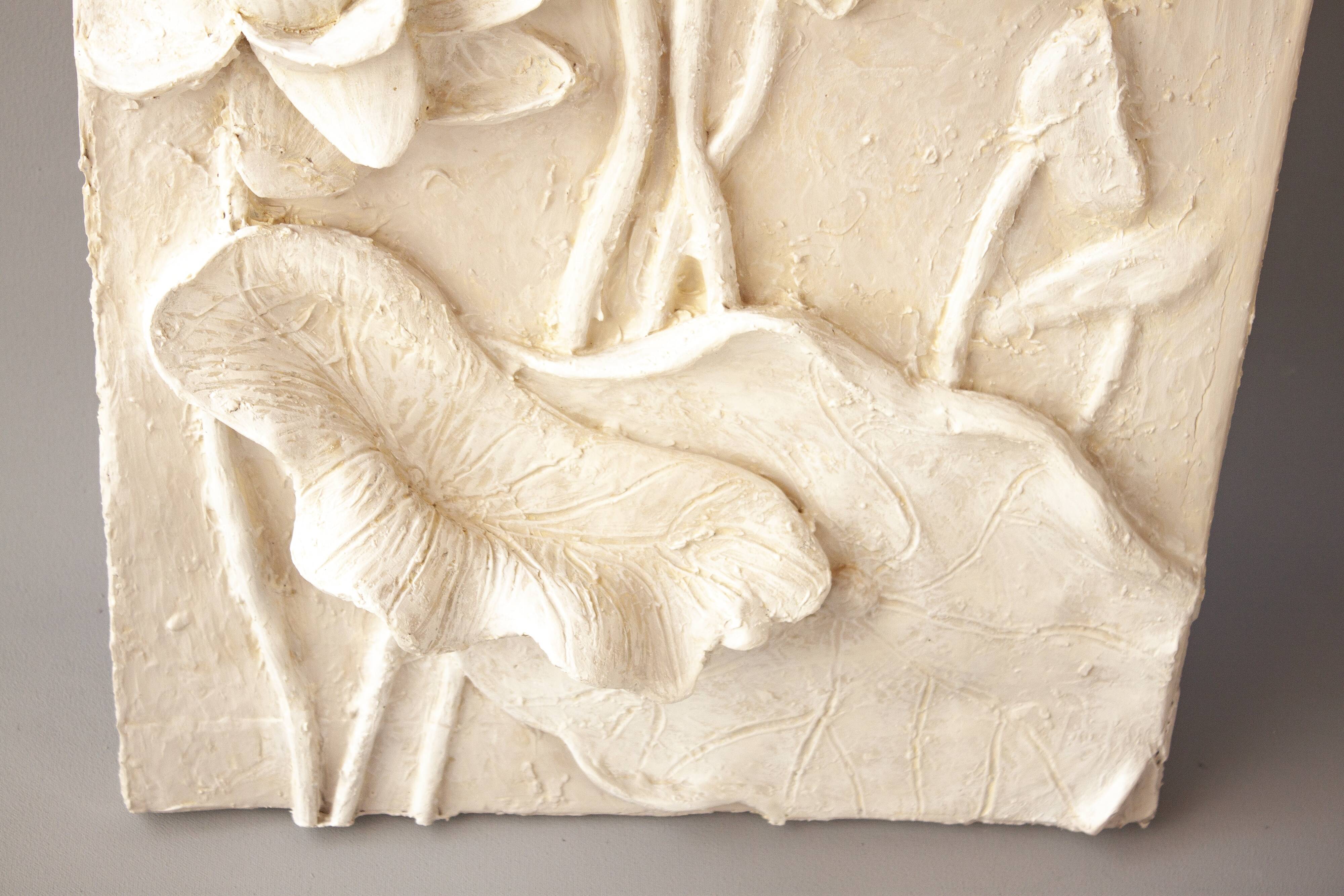Bas-relief avec des fleurs. Relief avec des fleurs. Fleurs en relief.
