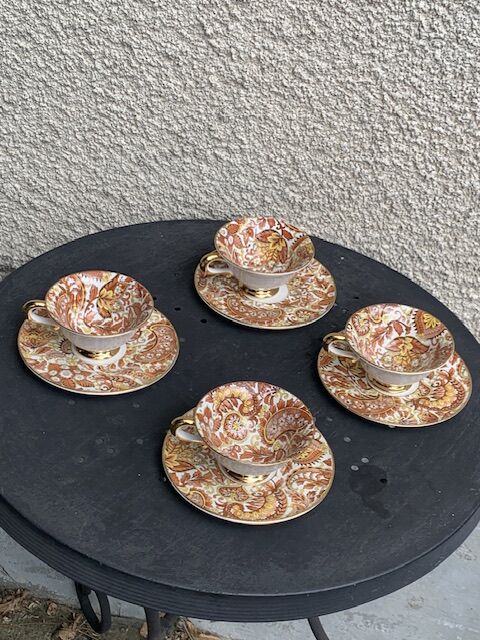Coffee or tea service consists of 4 cups and 4 saucers in porcelain and vintage golden handles