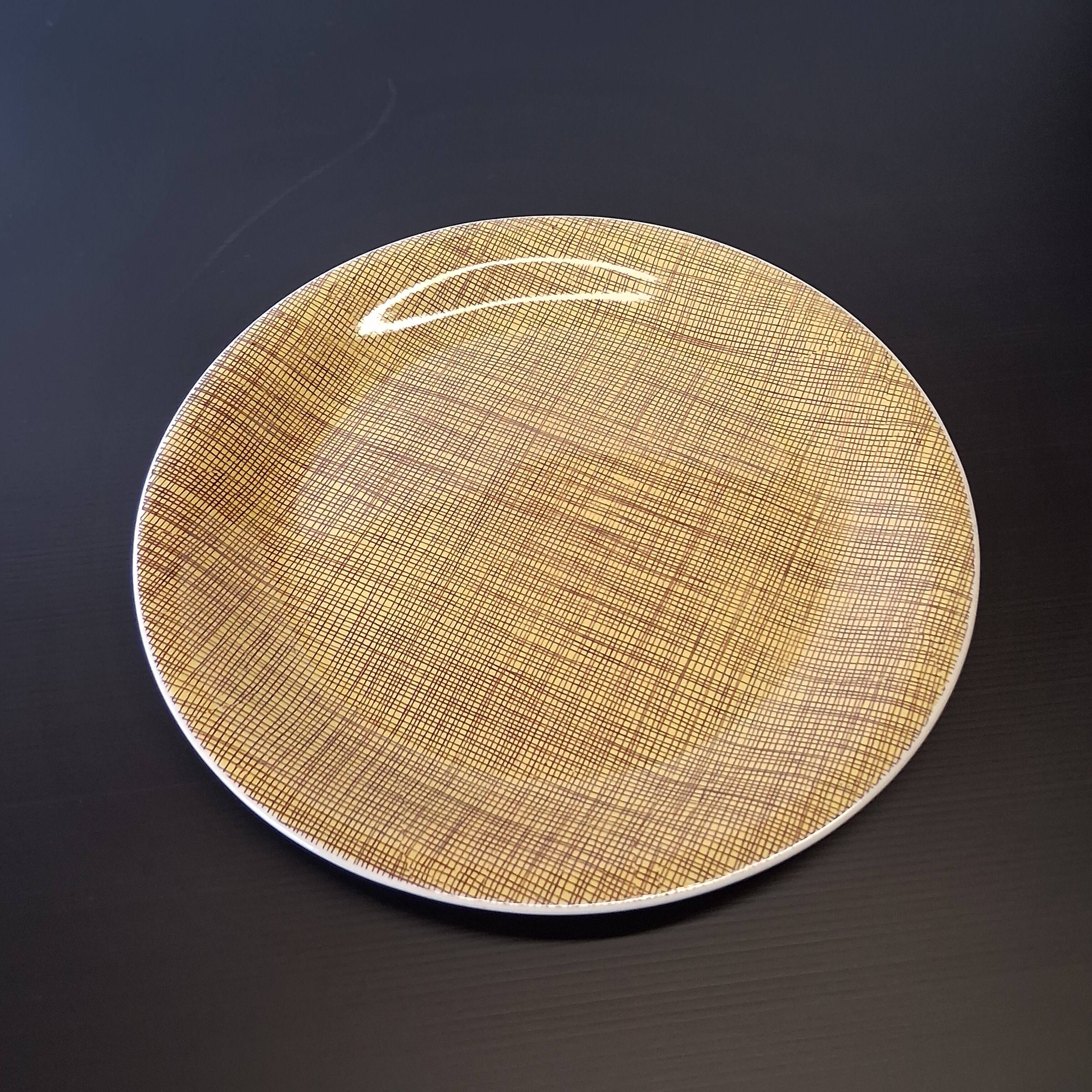 Slightly hollow round serving plate from Villeroy and Boch model "Bern".