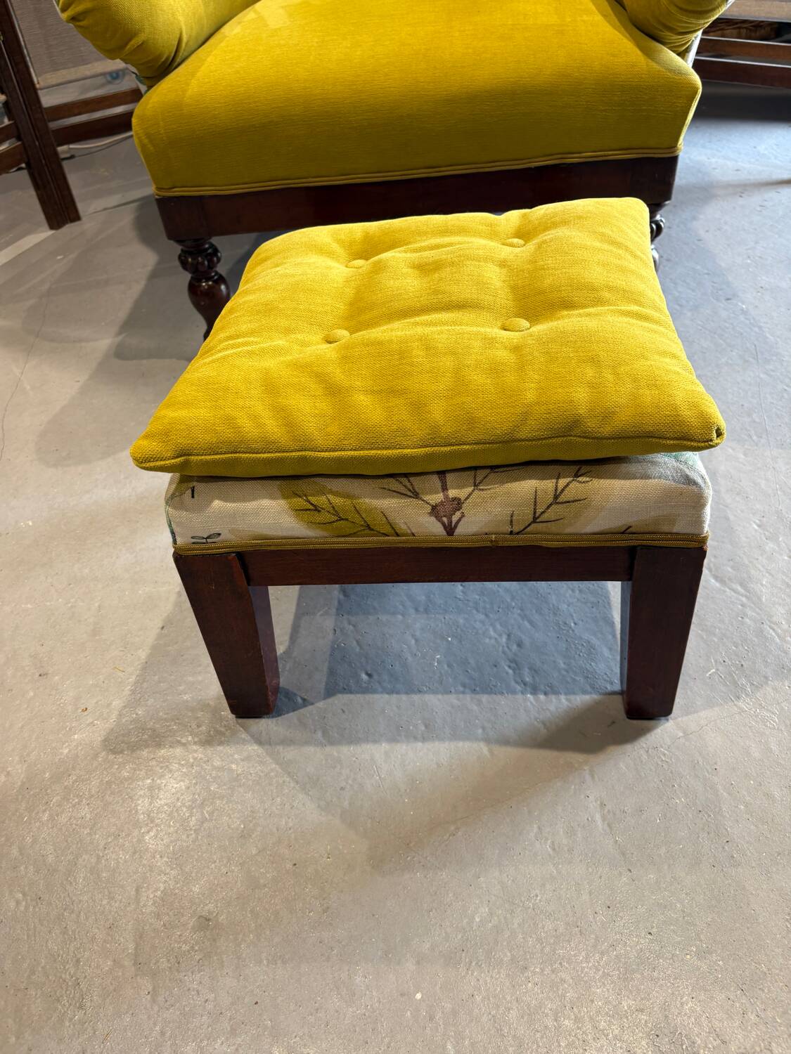 Upholstered toad armchair with footrest