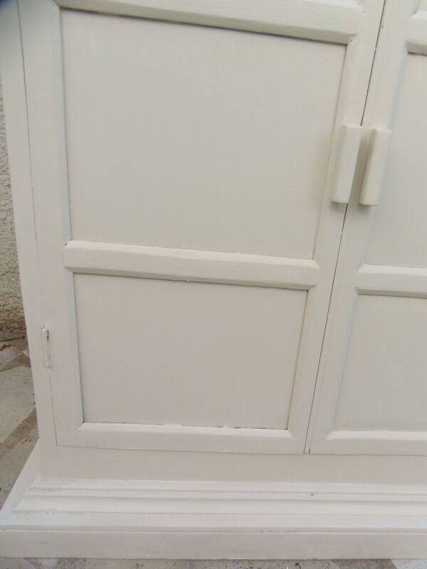 Meuble, buffet peint en beige, plateau en bois brut