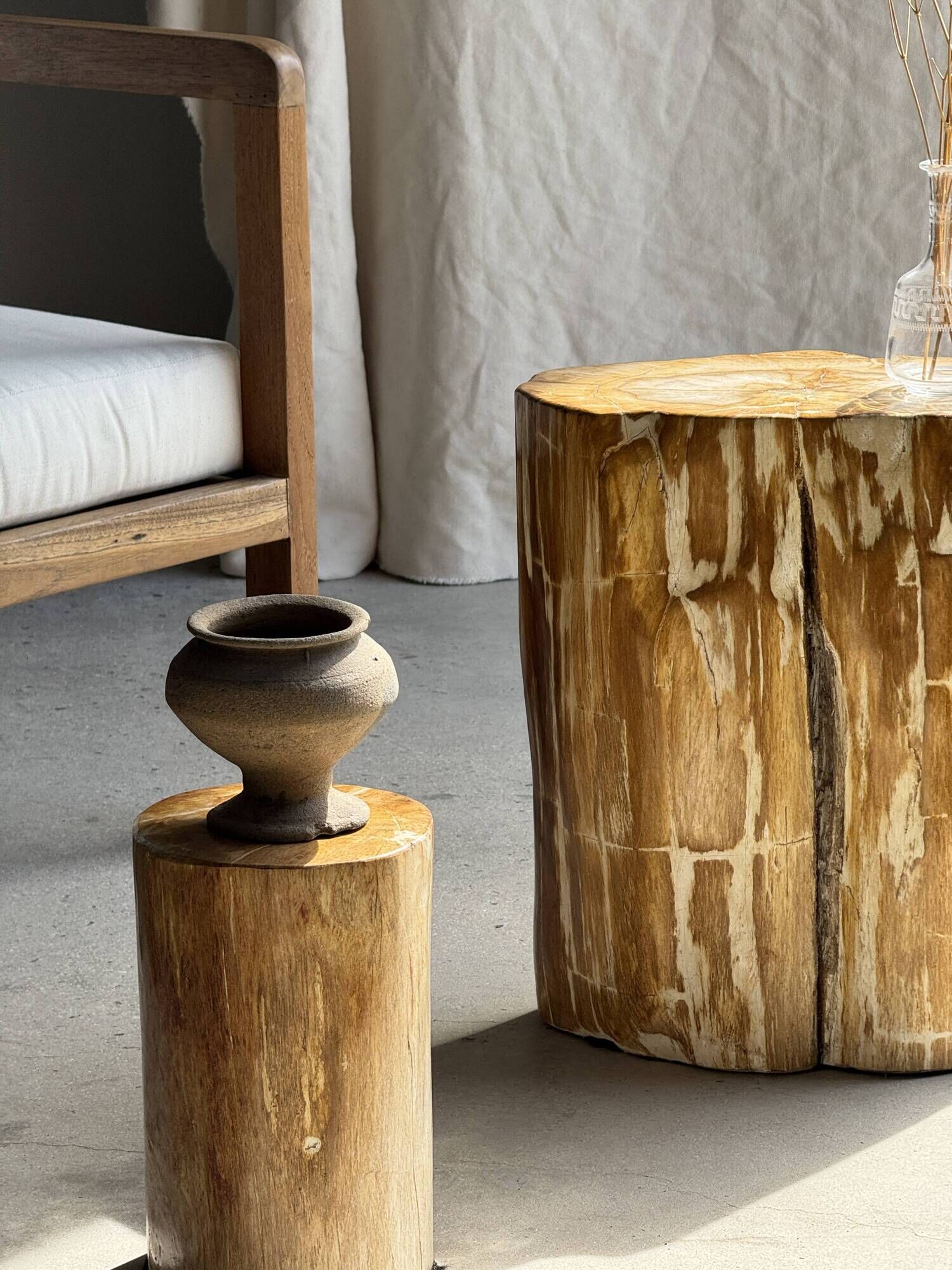 Table d'appoint en bois pétrifié orange doré et blanche ovale H46 D38 - 333