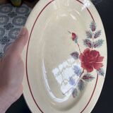 Oval plate Moulin des Loups in blue and red ceramic with a floral design.