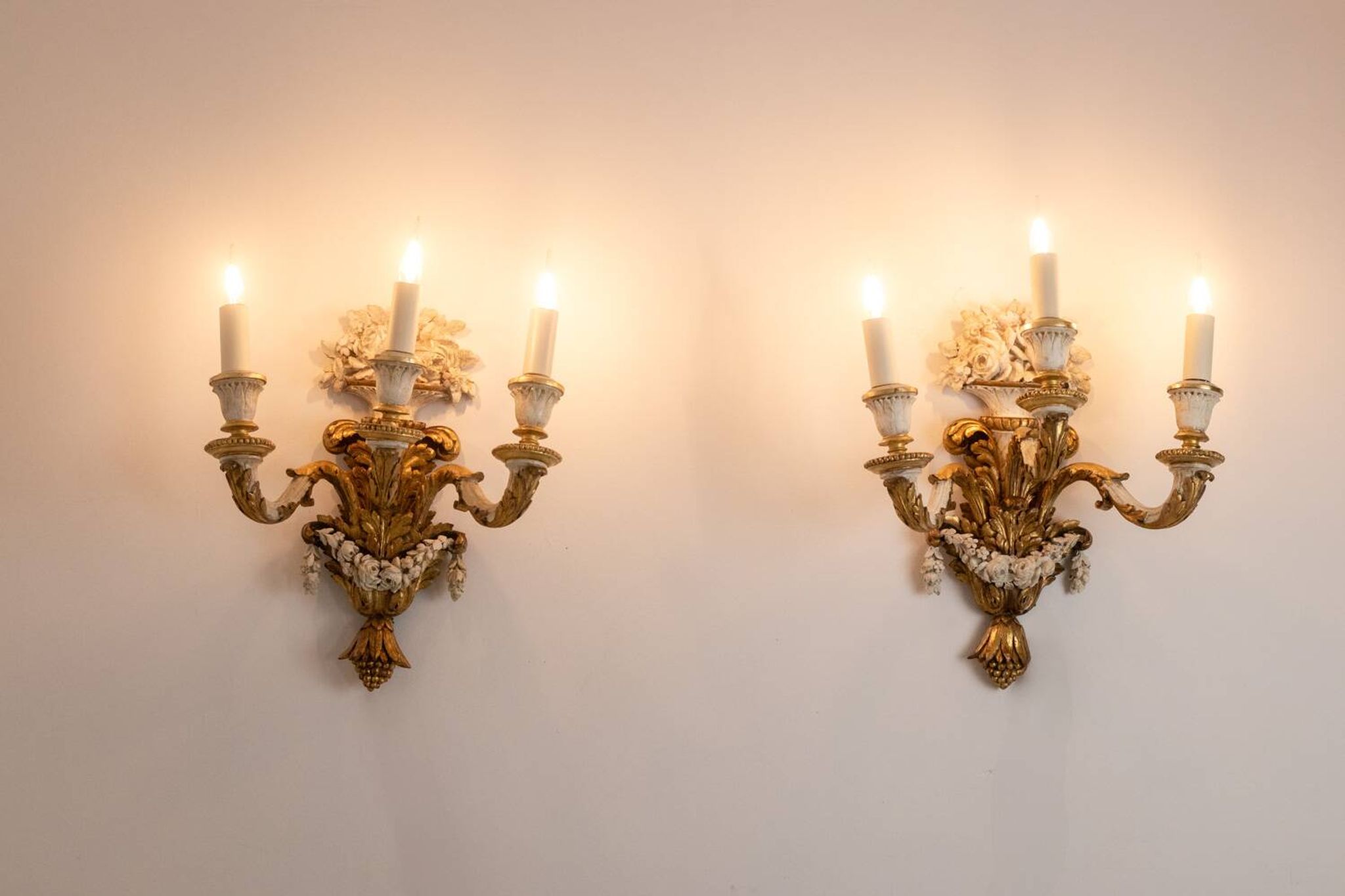 Pair of Louis XVI style wall lights in gilded and lacquered wood. Circa 1900.