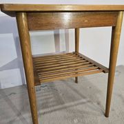 Table basse en bois des années 70 avec étagère à lattes.