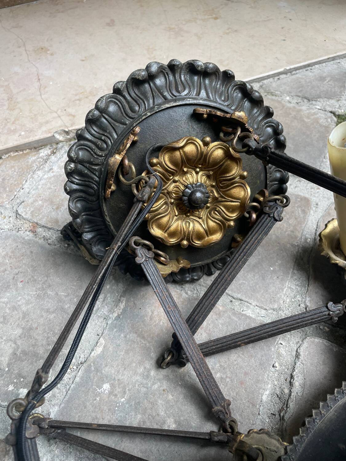 Bronze Empire-style chandelier with 4 lights