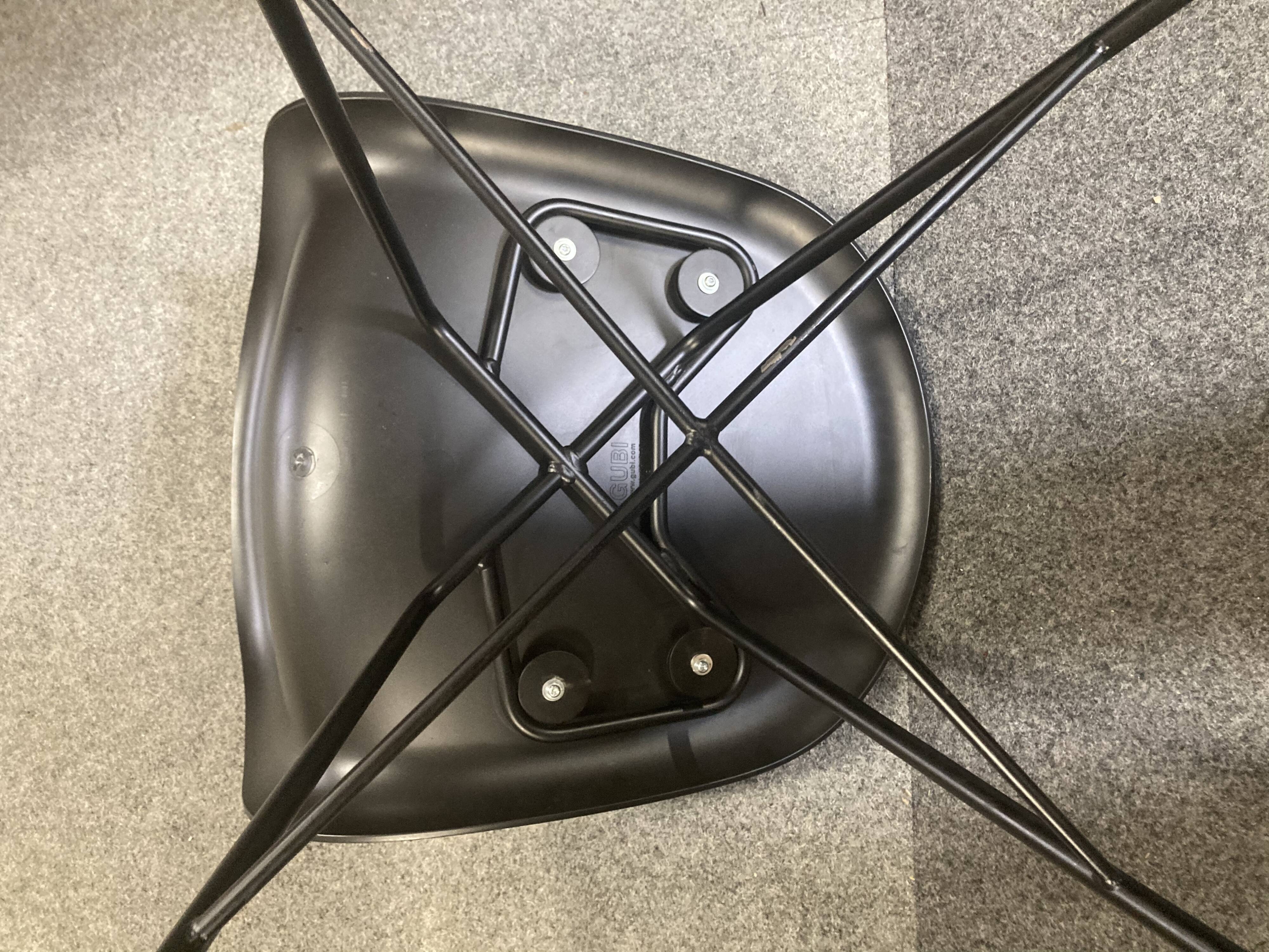 Lot de 2 chaises Gubi modèle 3d design par Komplot