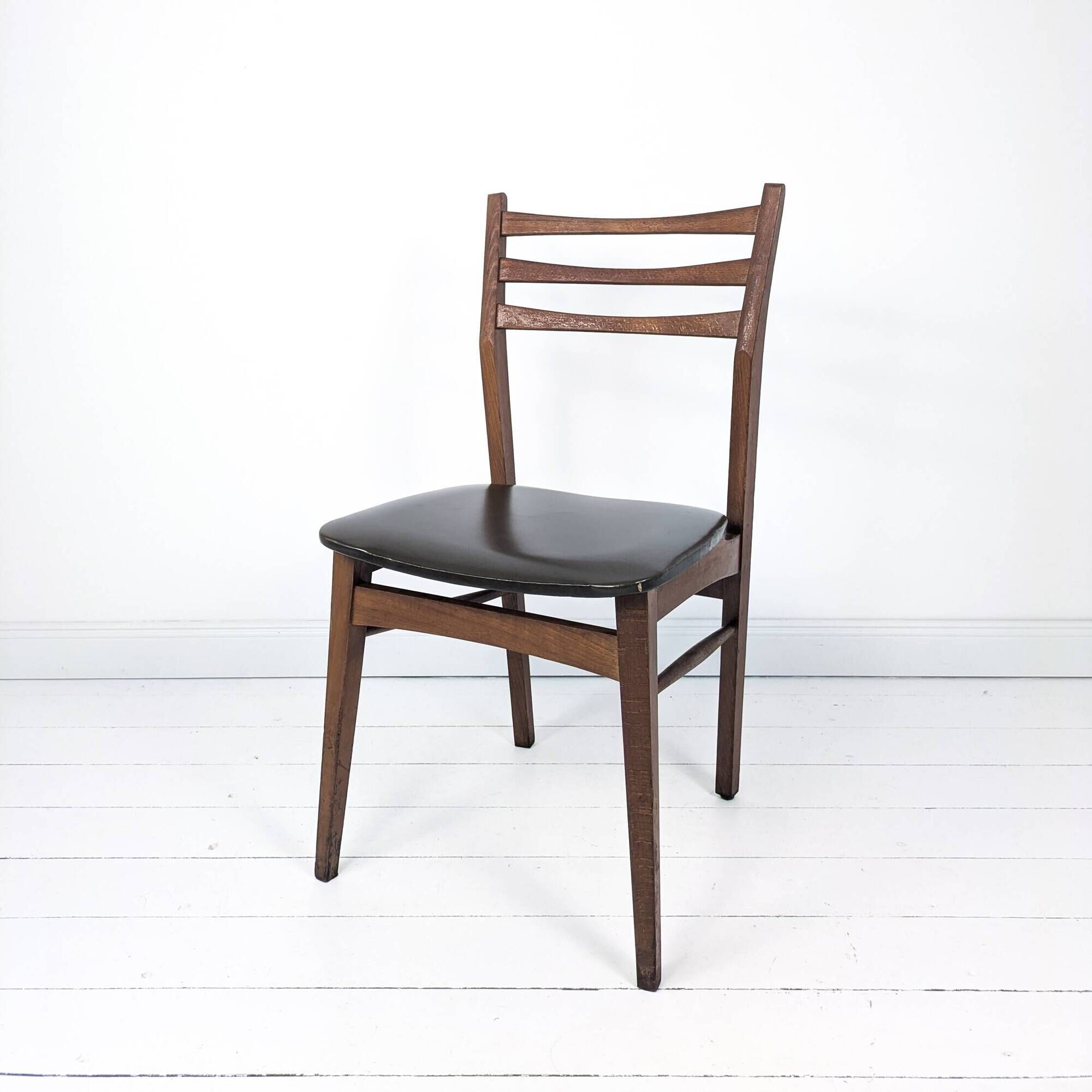 Chaise vintage design danois en bois avec assise en simili cuir olive brun