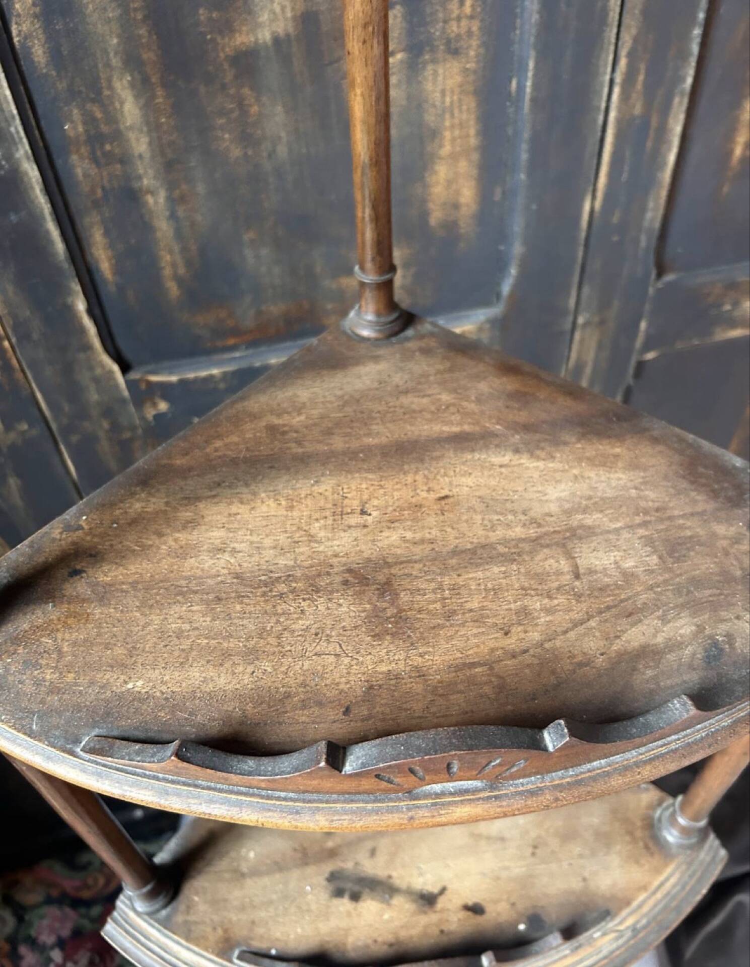 Small 19th-century corner shelf in walnut – beautiful cabinetmaking work.