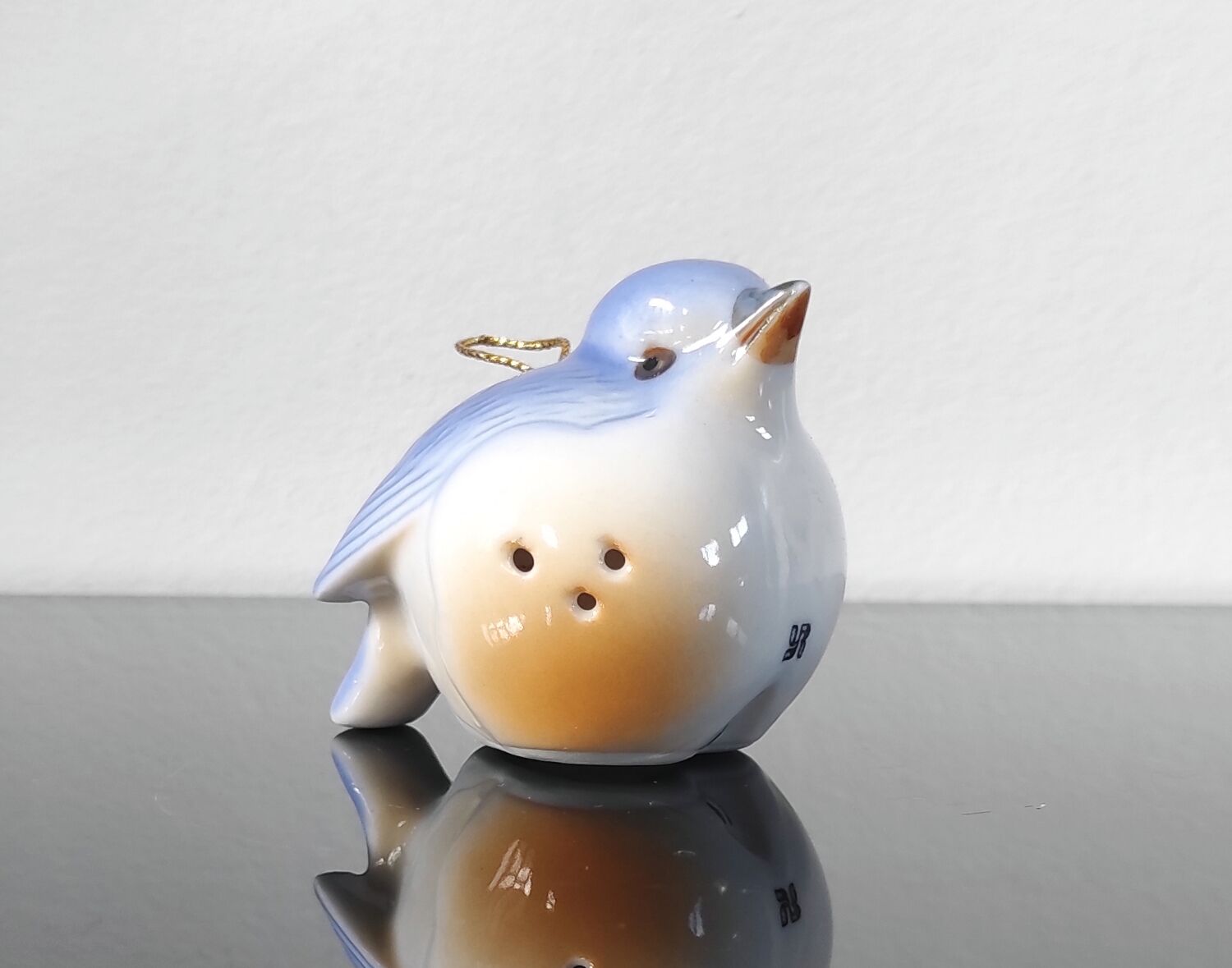 Vintage bird salt cellar in blue and white porcelain.