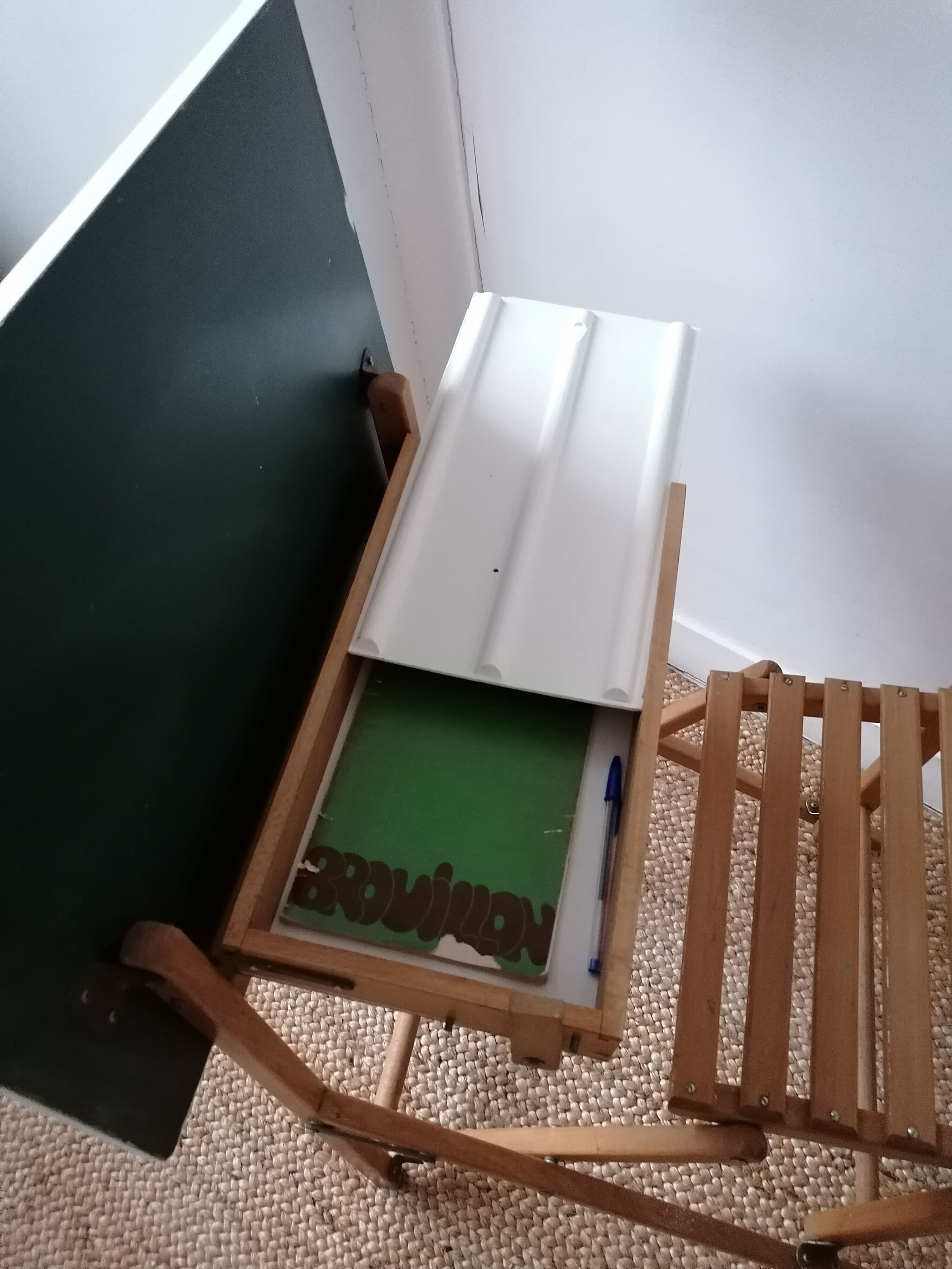 Folding child desk