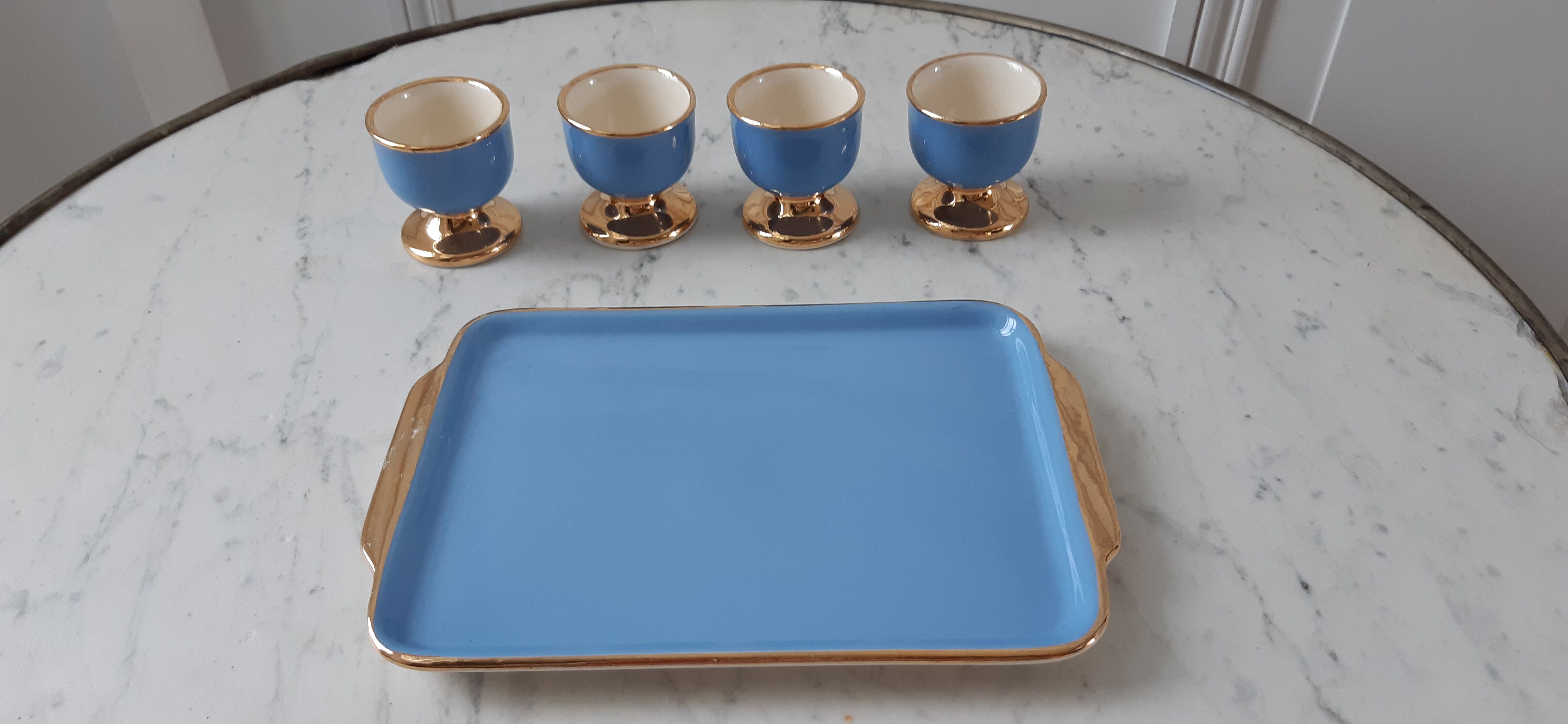Set of 4 Coqueeggcupstiers Villeroy and Boch "Orléans" with its royal blue and golden plateau 50s