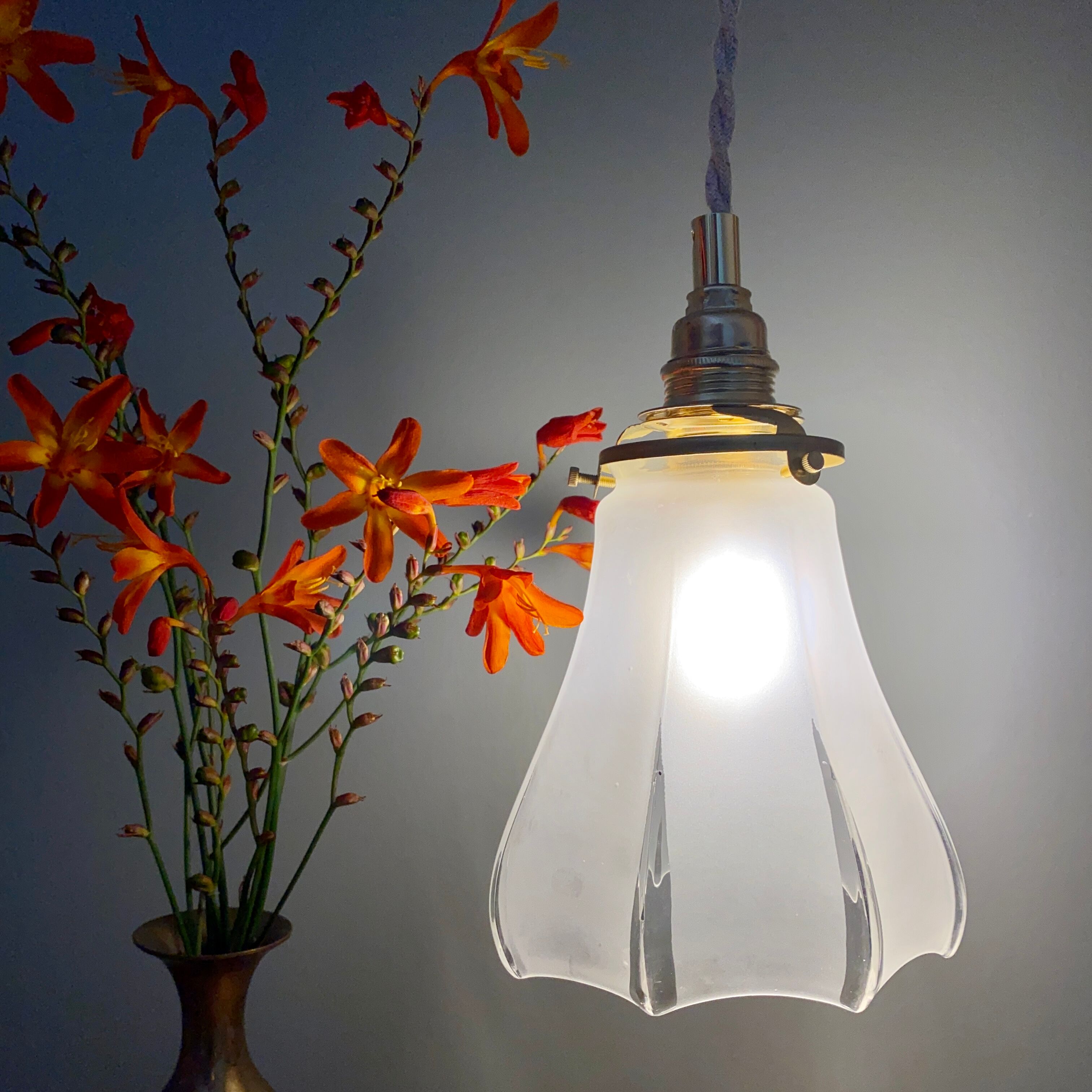 Vintage frosted glass tulip ride