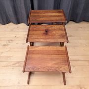 Ensemble de trois tables en teck, Danemark, années 1960.