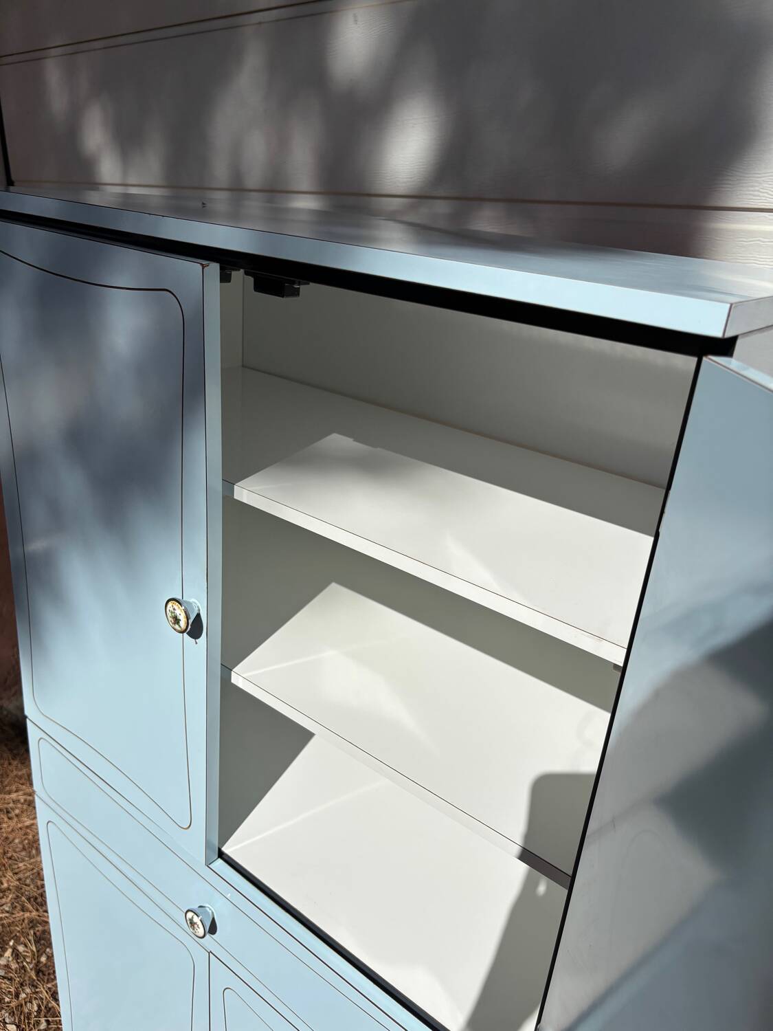 Armoire de salle de bain bleue