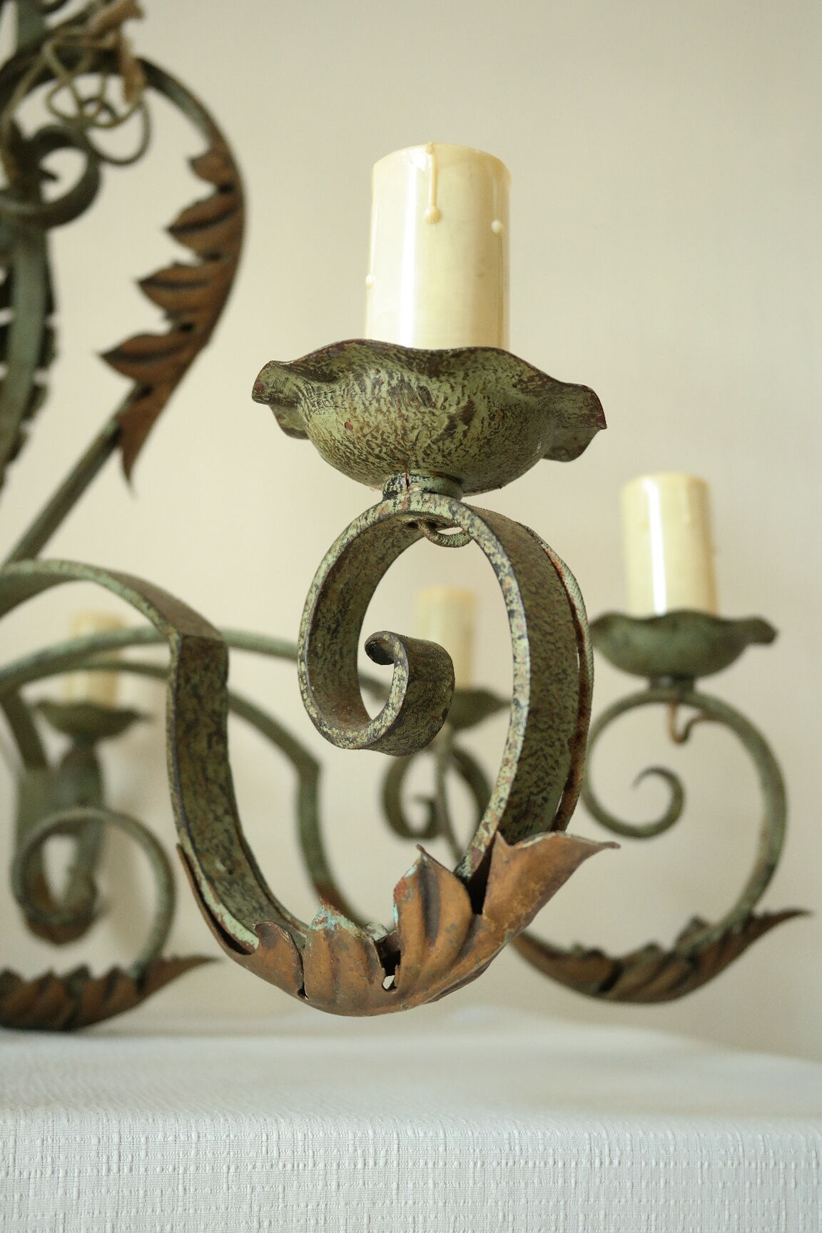 Lustre with 8 branches in wrought iron, grey-green patina and antique gilding.
