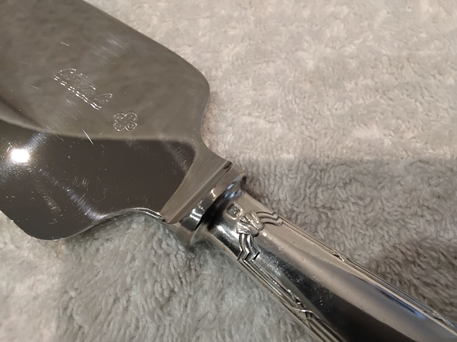 Christofle silver-plated metal cutting pie server with ribbons LXVI