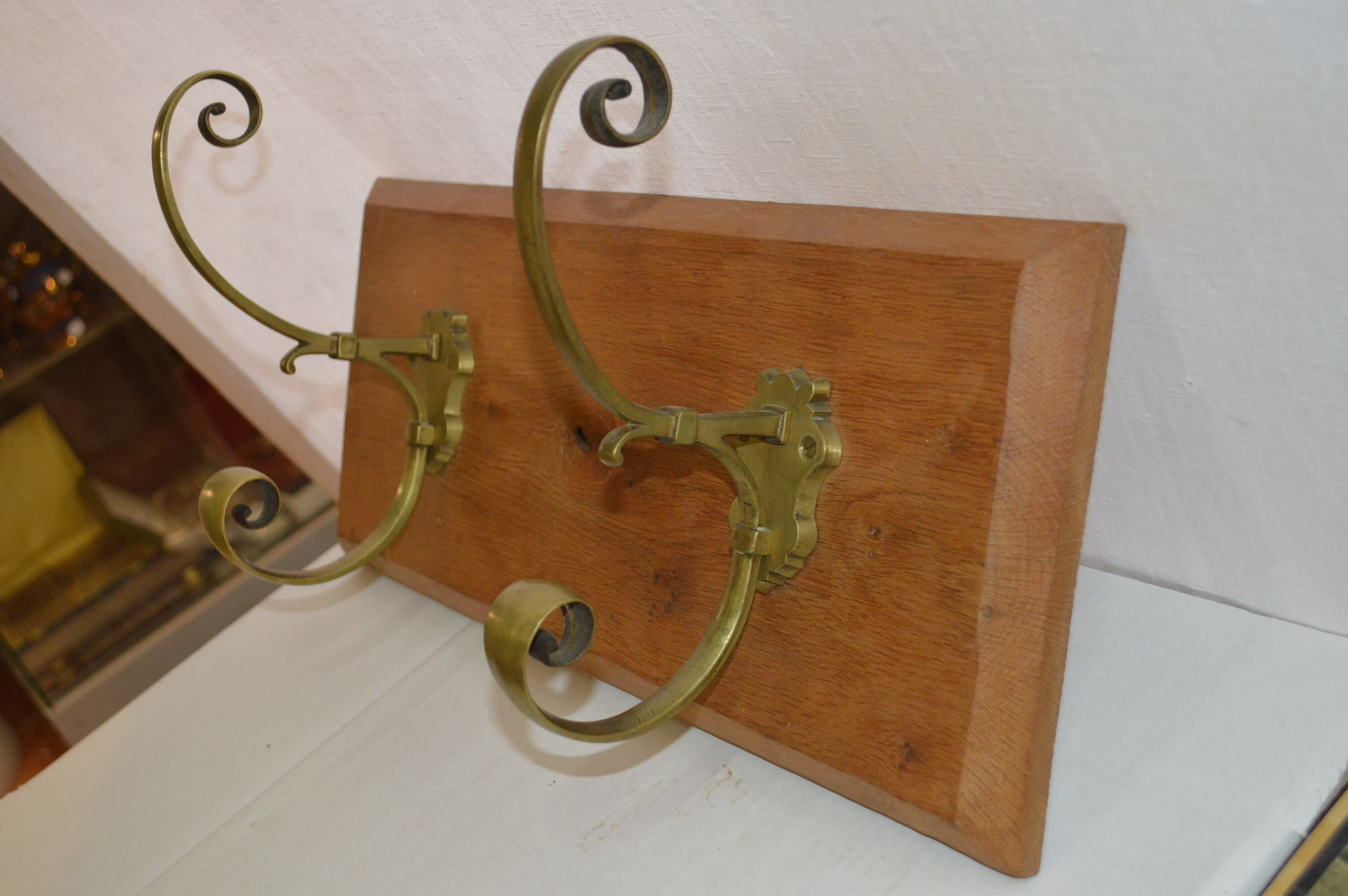 Door coats in oak with 2 hooks brass