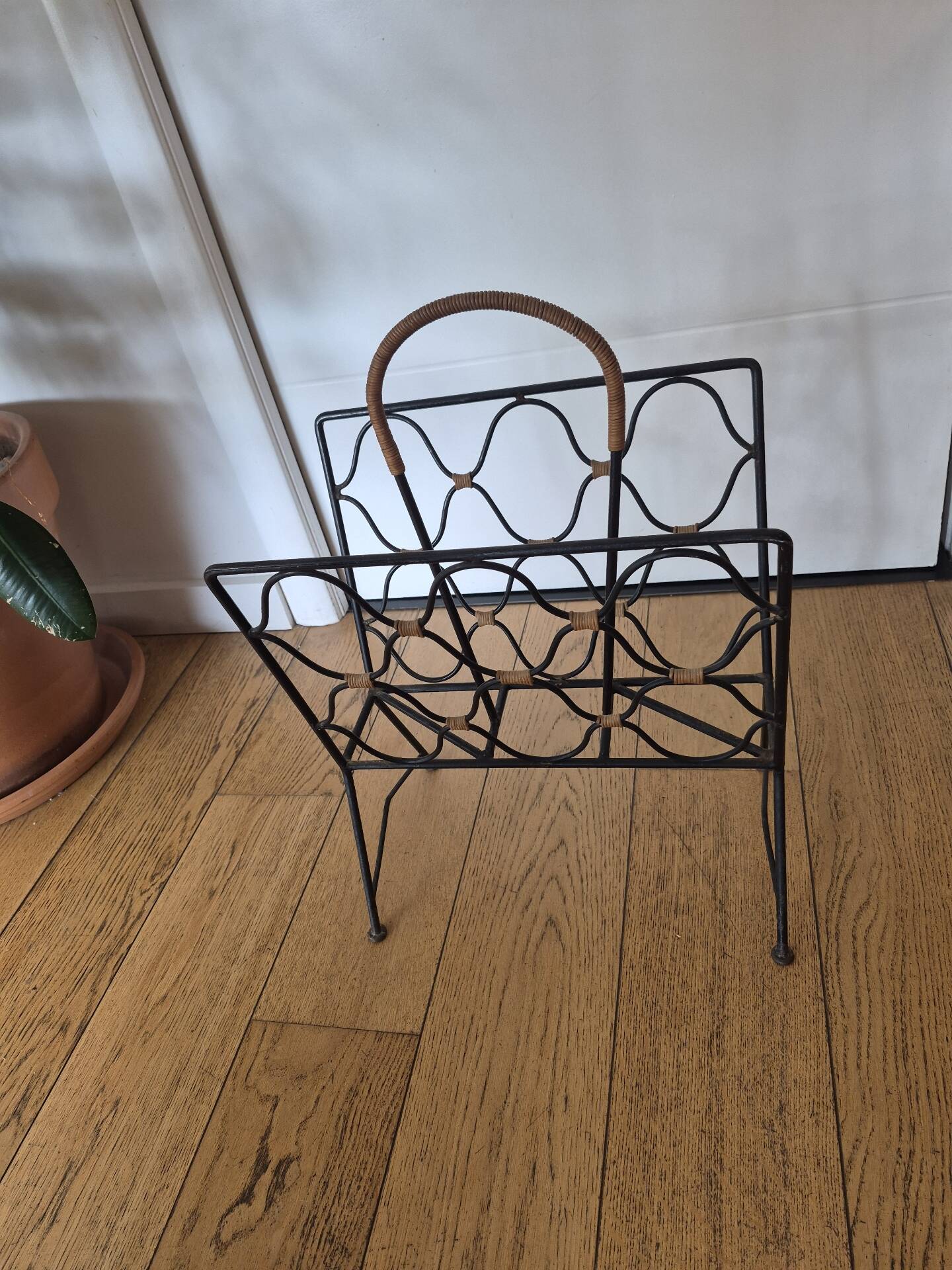 Porte revue fer forgé et rotin design attribué à Jacques Adnet