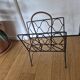 Porte revue fer forgé et rotin design attribué à Jacques Adnet