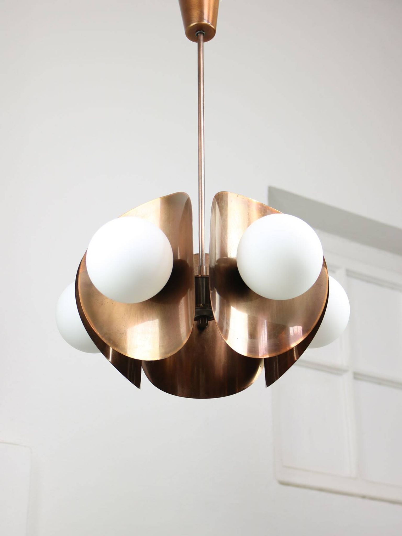Lustre italien vintage en cuivre et opaline, années 70