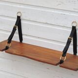 Étagère en orme et cuir, distribuée par la Galerie Maison et Jardin années 60