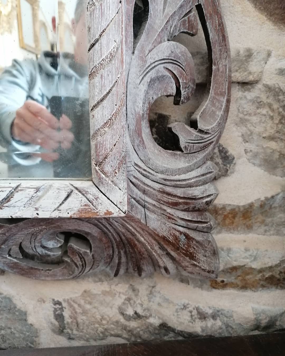 Carved wood mirror with white lead patina - 130x83cm