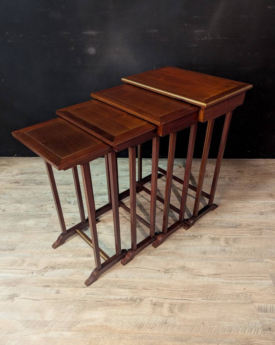 Série de 4 tables gigognes de style Louis XVI