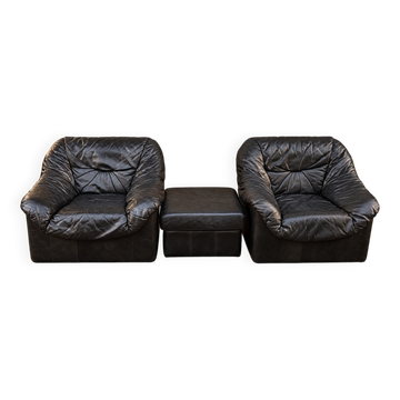 Leather armchairs and matching pouf, Italy, circa 1980