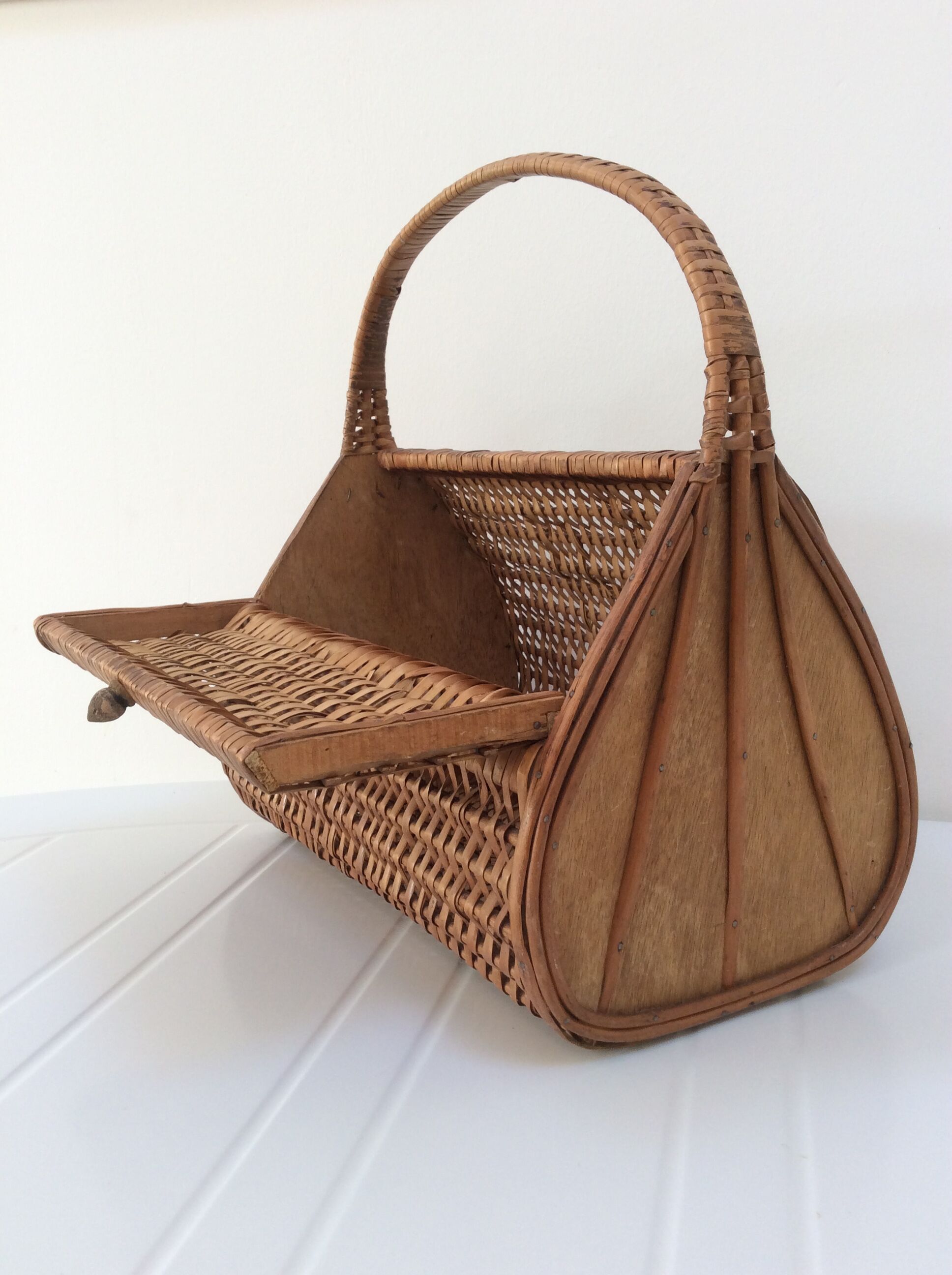 Basket in woven rattan from the 60's