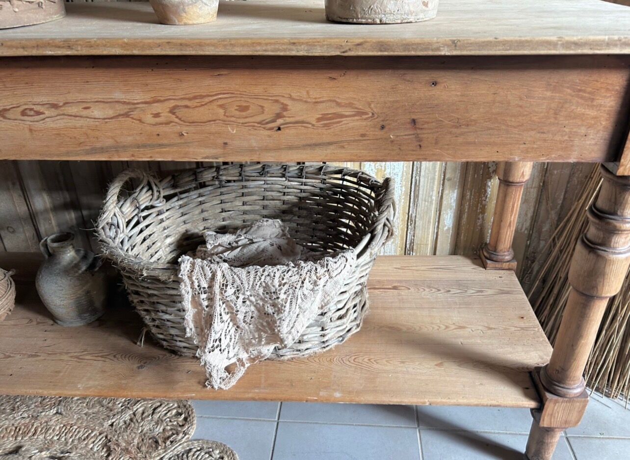 Old cloth merchant's table