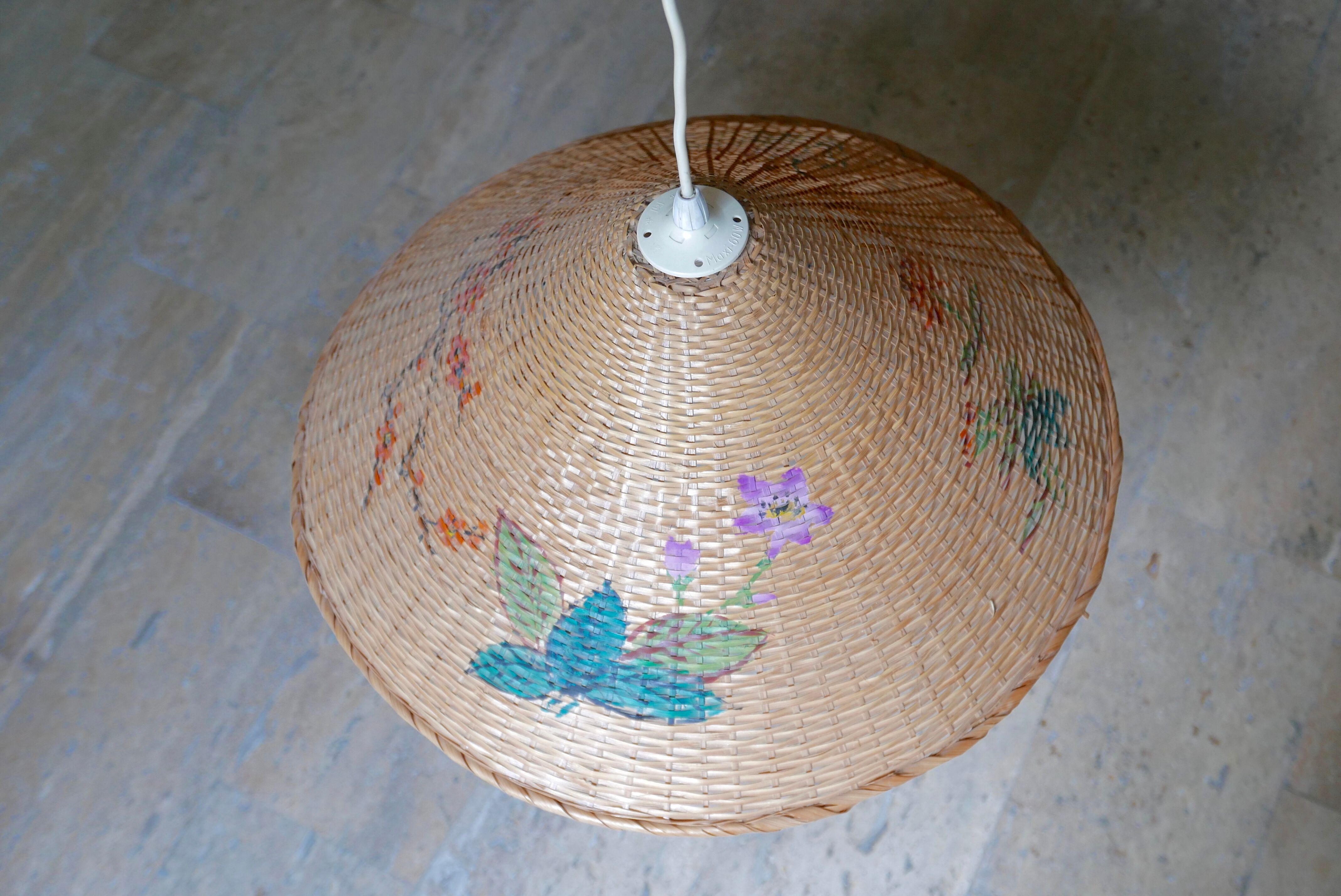Suspension en osier décorée de fleurs années 70