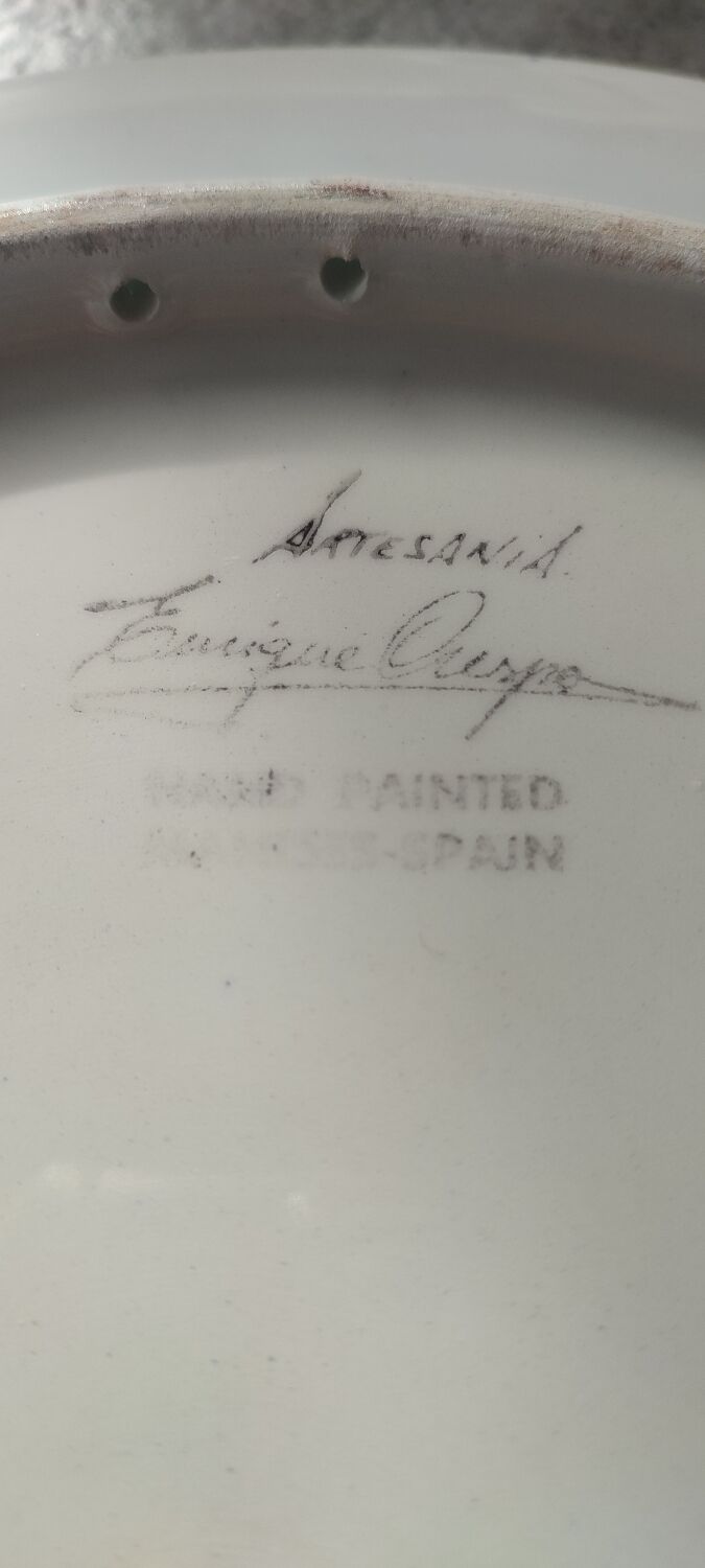 Large wall plate in majolica signed by Enrique Crespo, Artesania years.