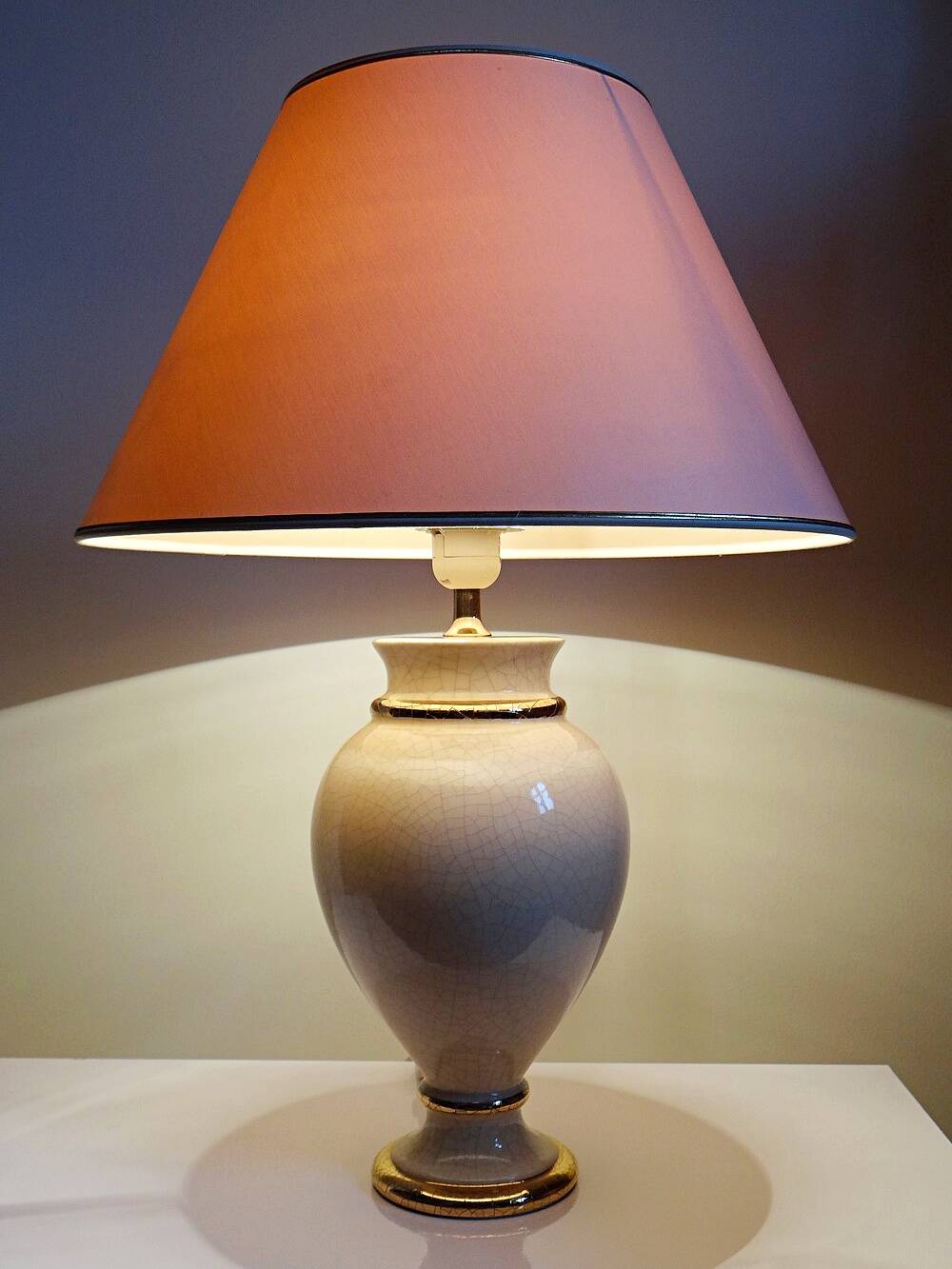 Ivory crackled earthenware lamp, in the style of vintage Le Dauphin.