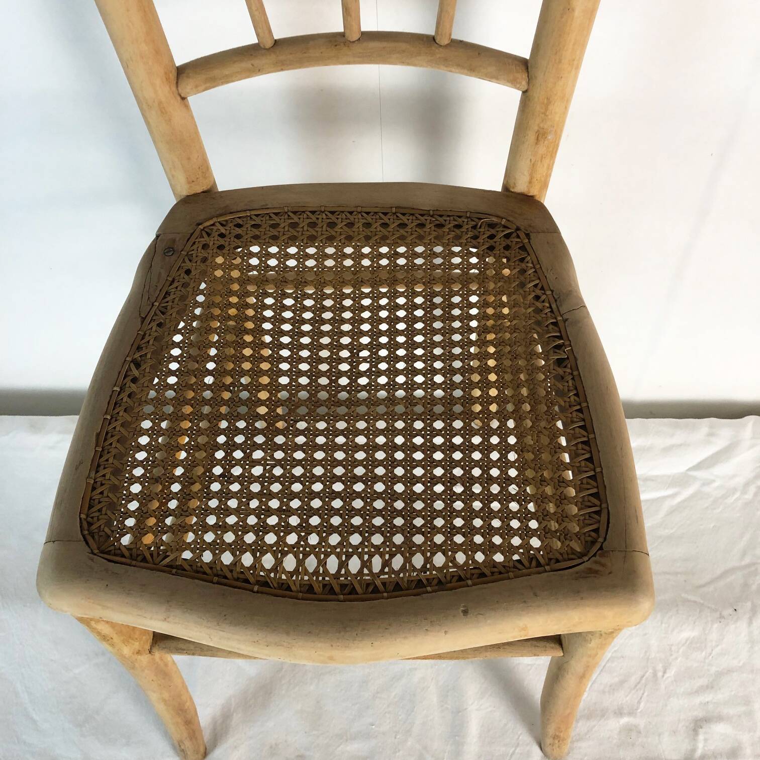 Paire de chaises cannées en bois clair