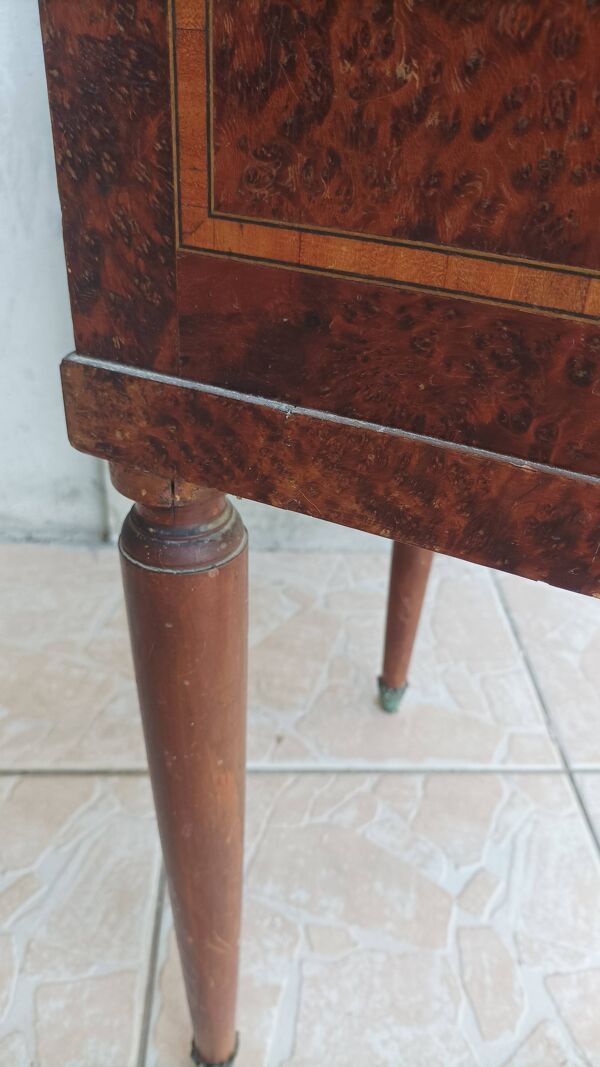 Table de chevet Louis XVI en loupe de thuya